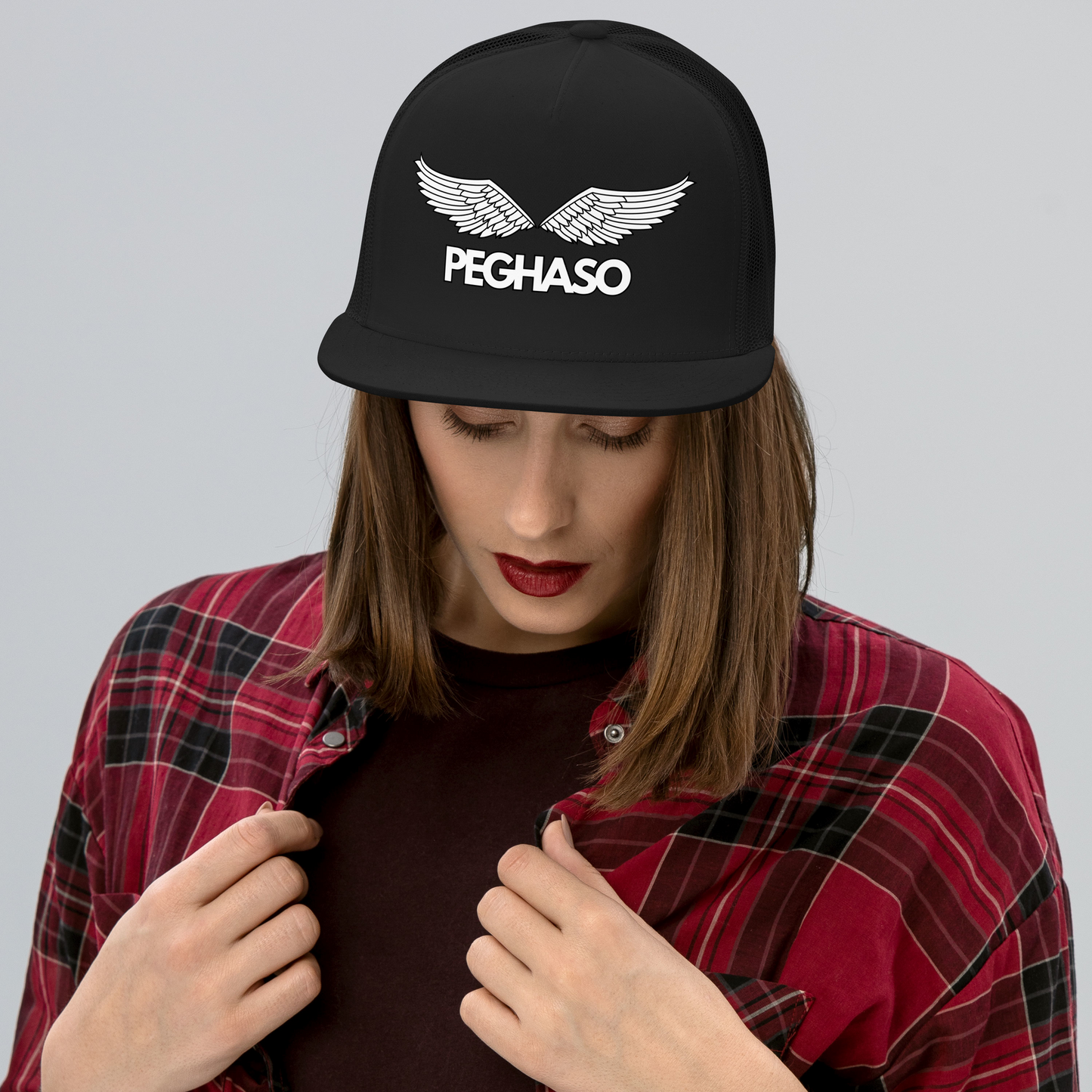 Modelo mujer vistiendo gorra trucker PEGHASO® BE FREE, estilo urbano.
