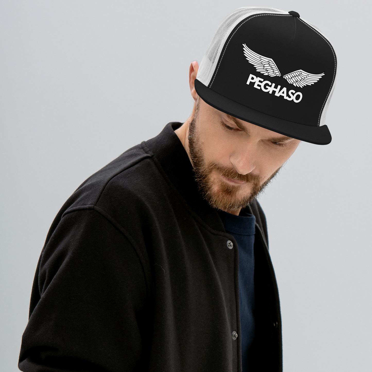 hombre vistiendo gorra trucker PEGHASO® BE FREE, estilo urbano.