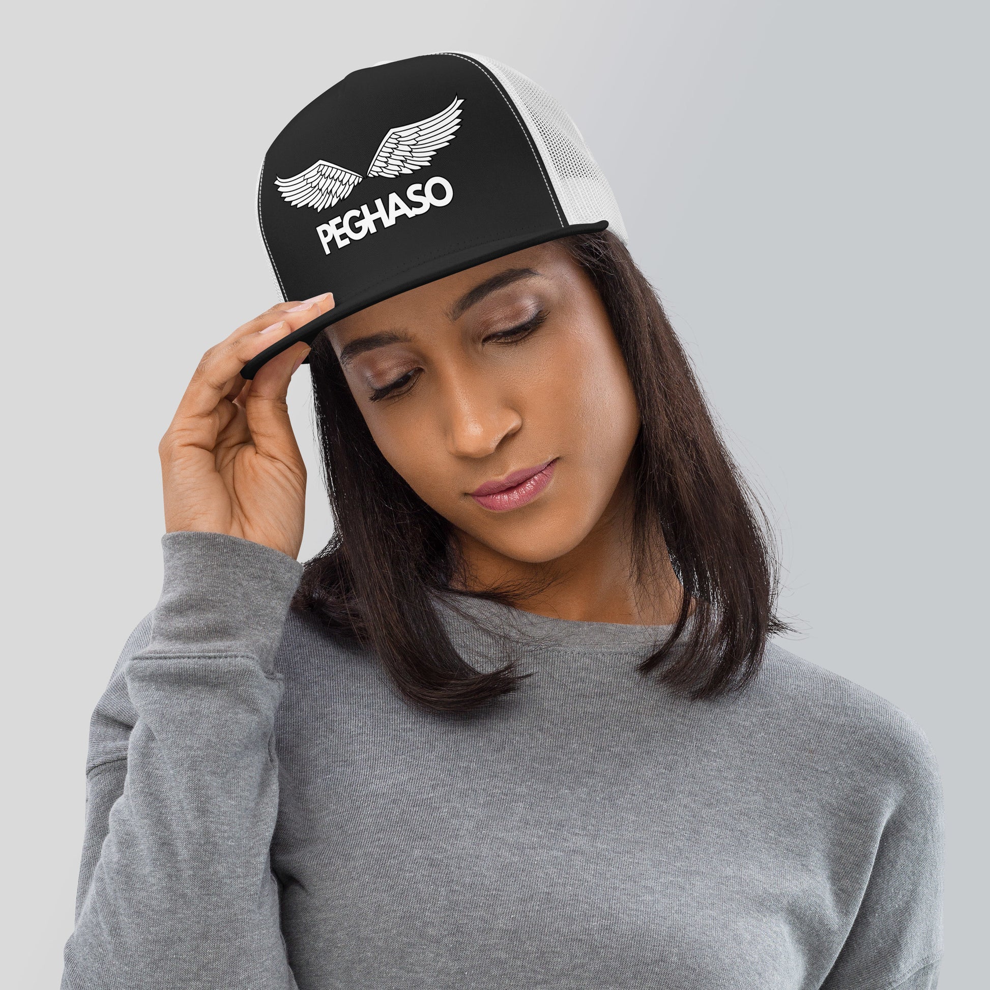 Modelo mujer vistiendo gorra trucker PEGHASO® BE FREE, estilo urbano.