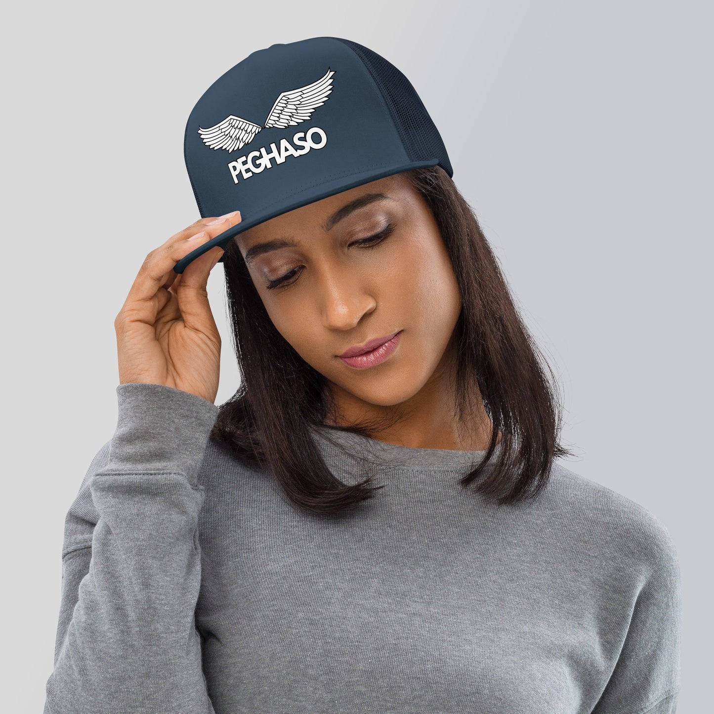 mujer gorra trucker azul PEGHASO® BE FREE, estilo urbano.