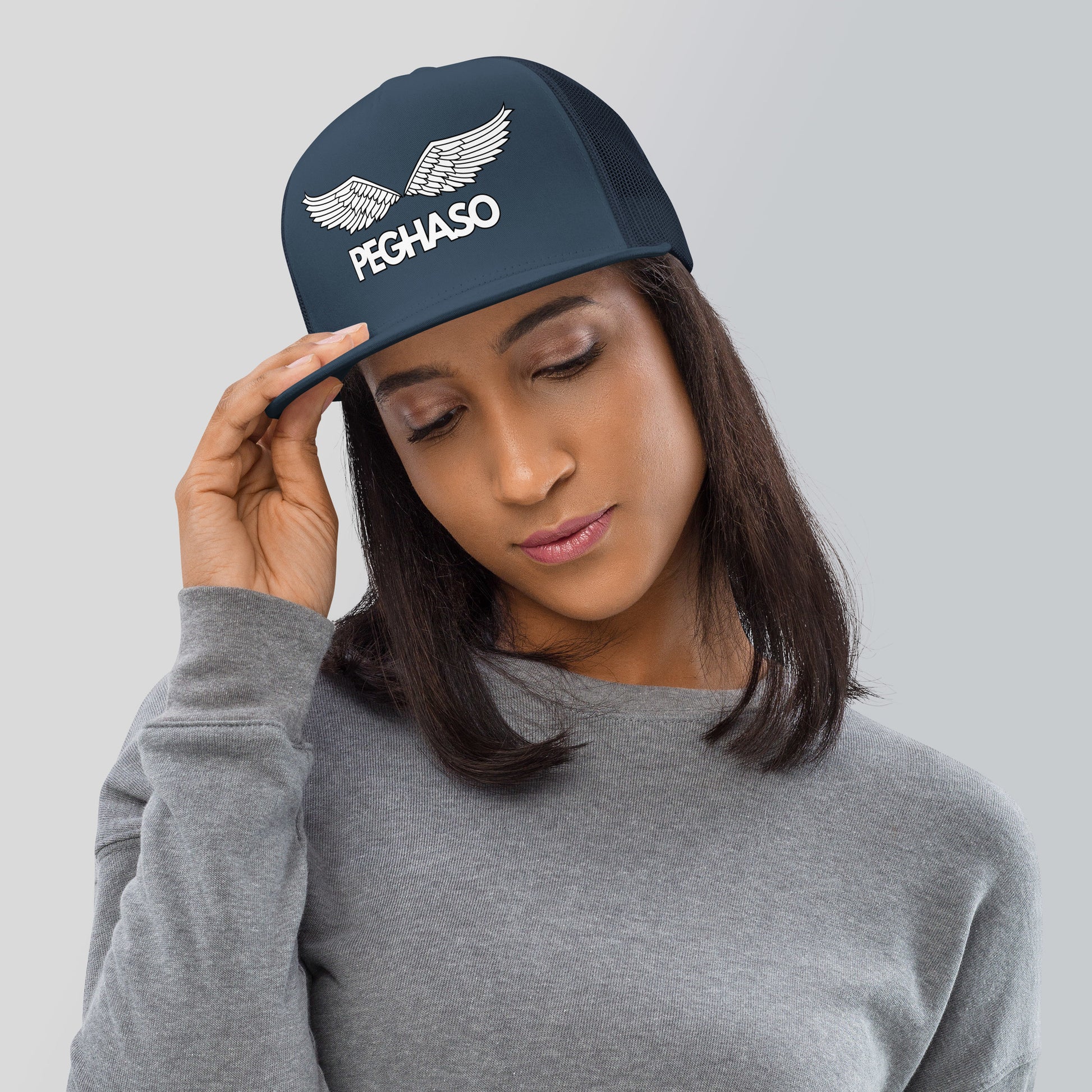 mujer gorra trucker azul PEGHASO® BE FREE, estilo urbano.