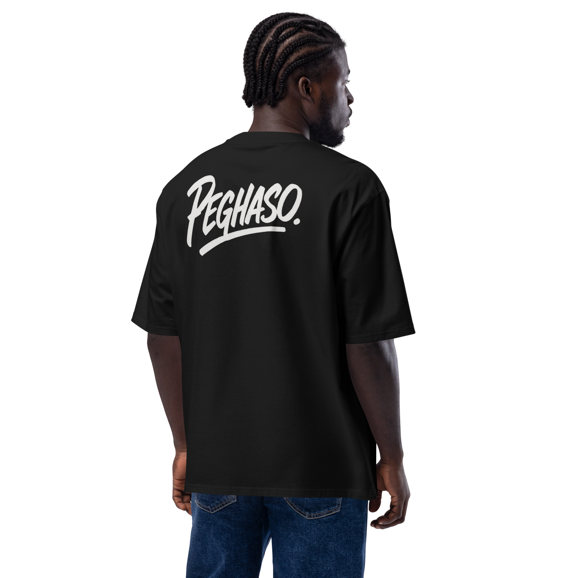 Modelo hombre vistiendo camiseta oversize negra BLACK CORE PEGHASO® estilo urbano relajado