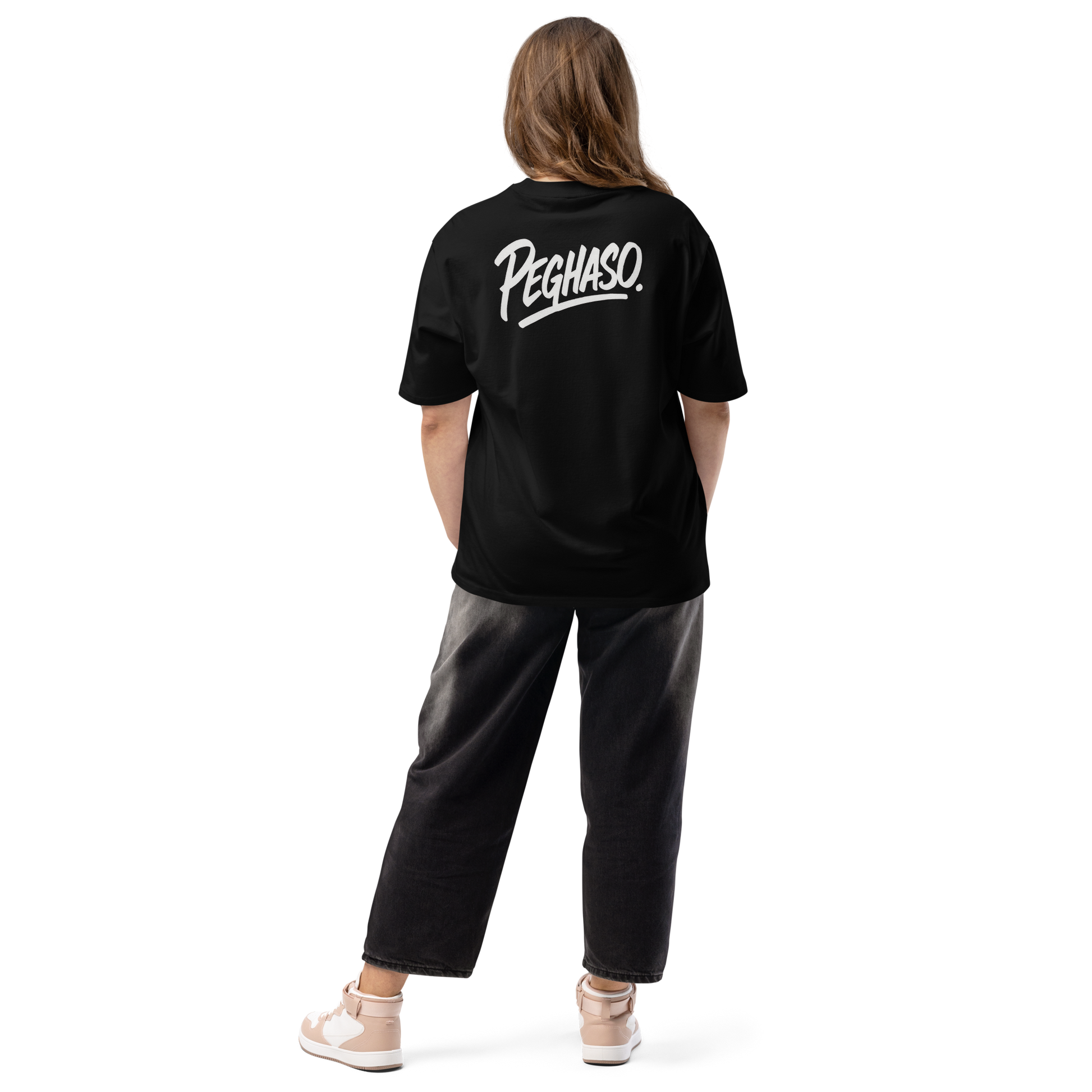 Modelo mujer vistiendo camiseta oversize negra BLACK CORE PEGHASO® estilo urbano relajado
