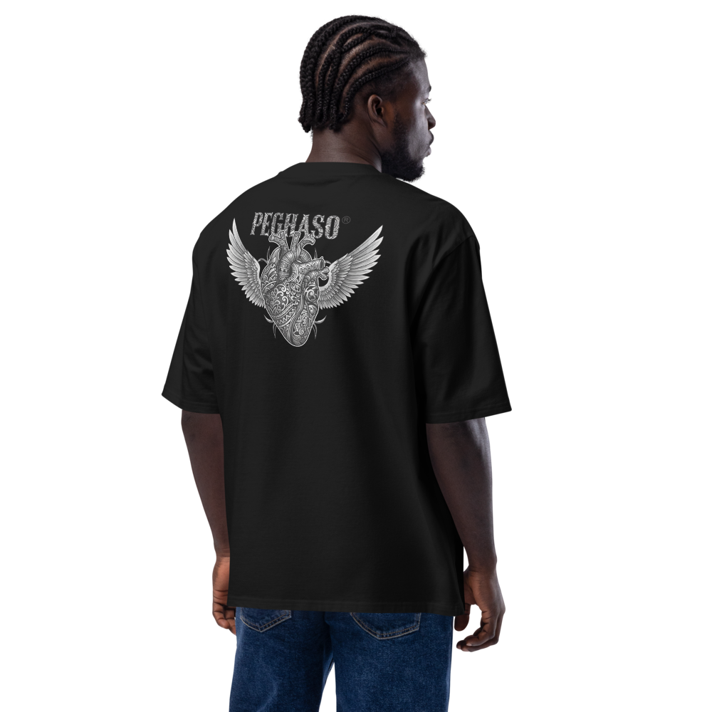 Espalda de la camiseta oversize PEGHASO® "The Sacred Heart" en color negro, con estampado grande de un corazón alado.