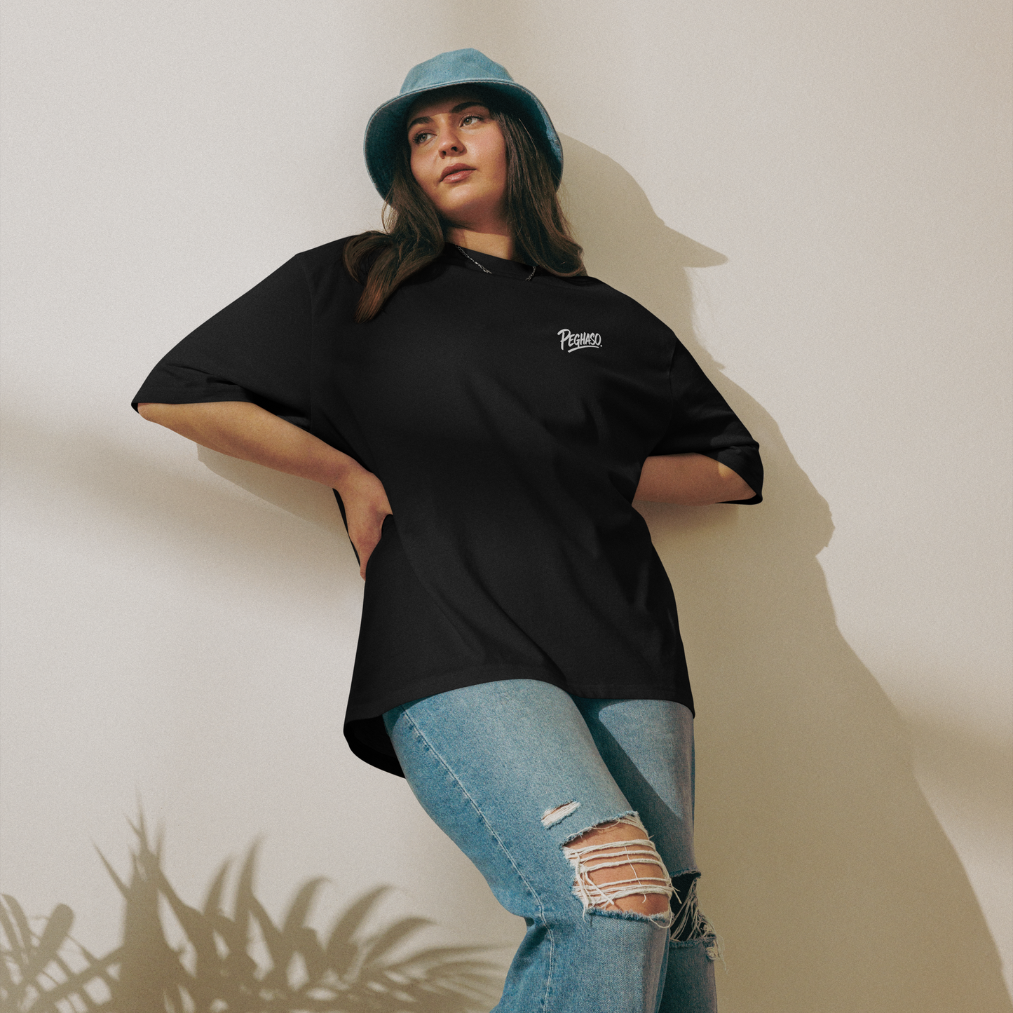 Modelo mujer vistiendo camiseta oversize negra BLACK CORE PEGHASO® estilo urbano relajado