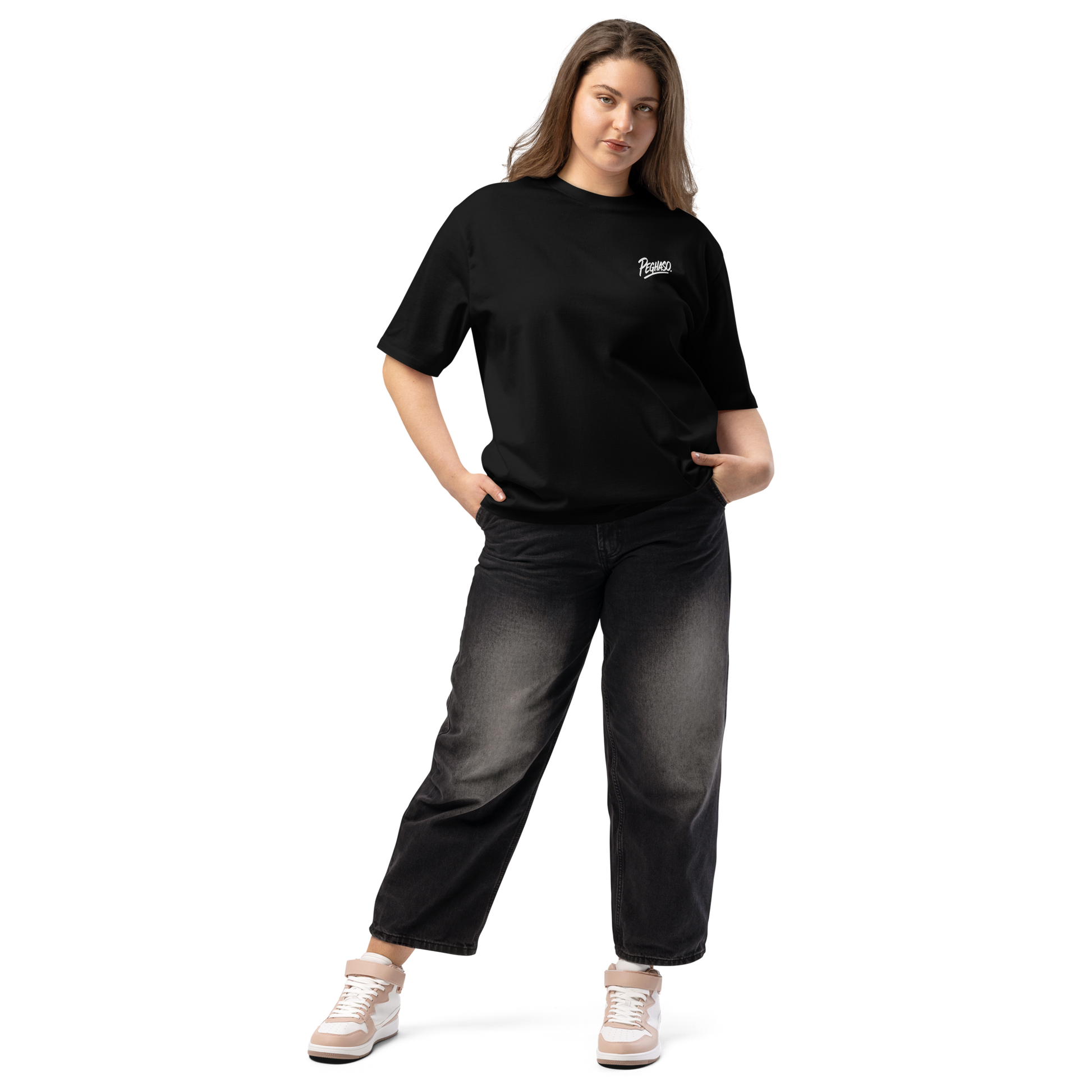 Modelo mujer vistiendo camiseta oversize negra BLACK CORE PEGHASO® estilo urbano relajado