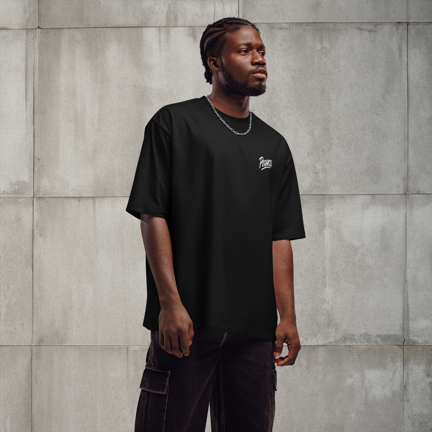 Modelo hombre vistiendo camiseta oversize negra BLACK CORE PEGHASO® estilo urbano relajado