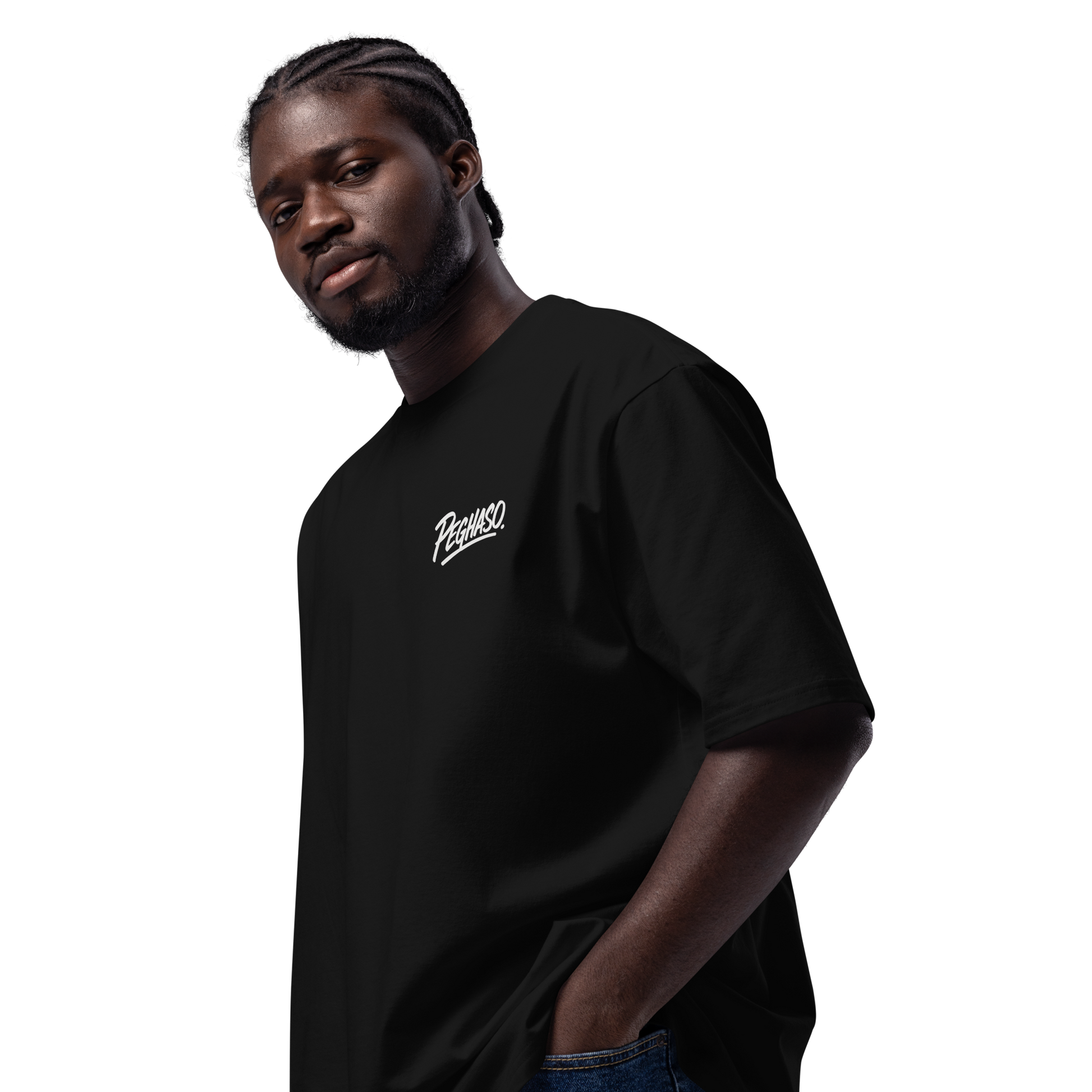 Modelo hombre vistiendo camiseta oversize negra BLACK CORE PEGHASO® estilo urbano relajado