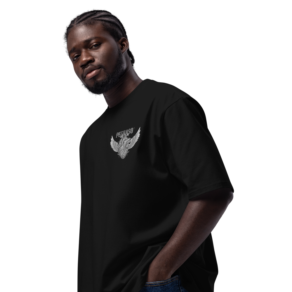 Camiseta oversize de lujo PEGHASO® "The Sacred Heart" en color negro, con diseño de corazón alado en el pecho.