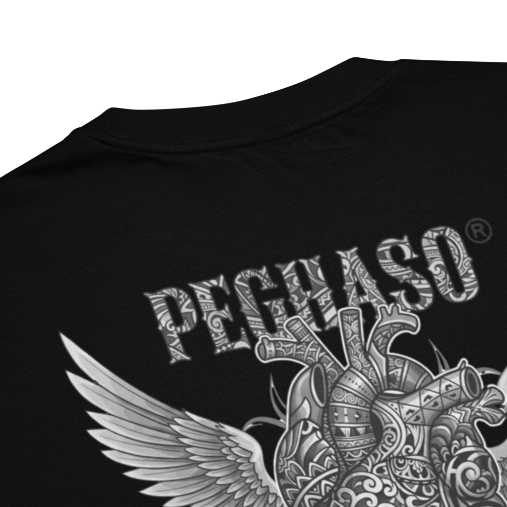 Espalda de la camiseta oversize PEGHASO® "The Sacred Heart" en color negro, con estampado grande de un corazón alado.