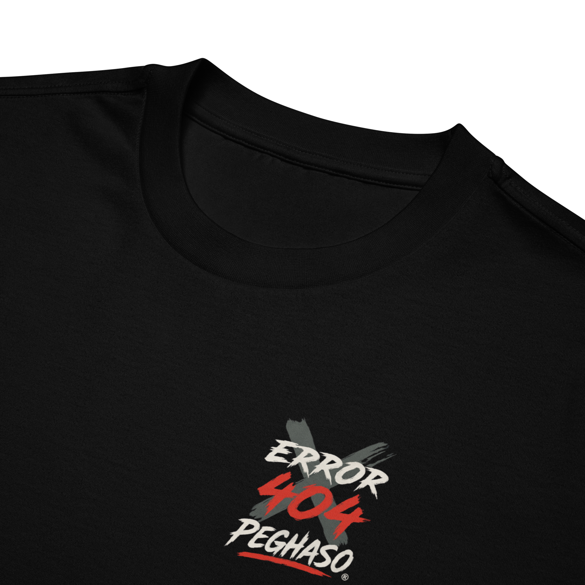 detalle del gráfico trasero "ERROR 404" en camiseta oversize