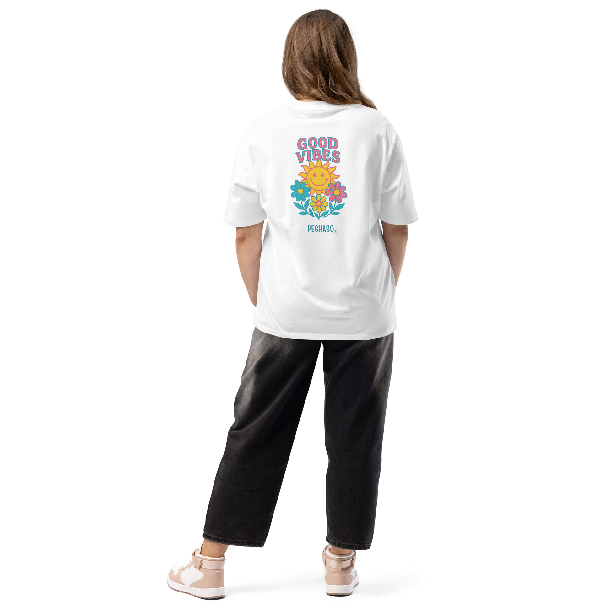 modelo mujer vistiendo camiseta "Good Vibes" de algodón para verano