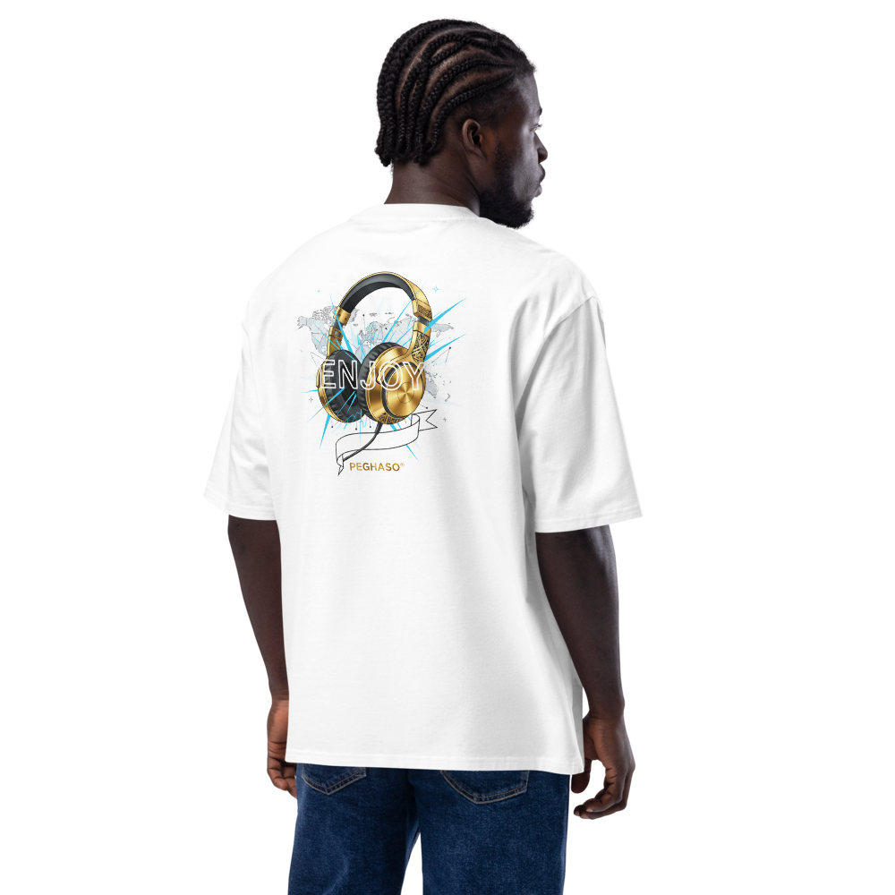 Espalda de la camiseta oversize PEGHASO® "Enjoy Dj" en color blanco, con estampado grande de auriculares dorados sobre un mapa del mundo estilizado.