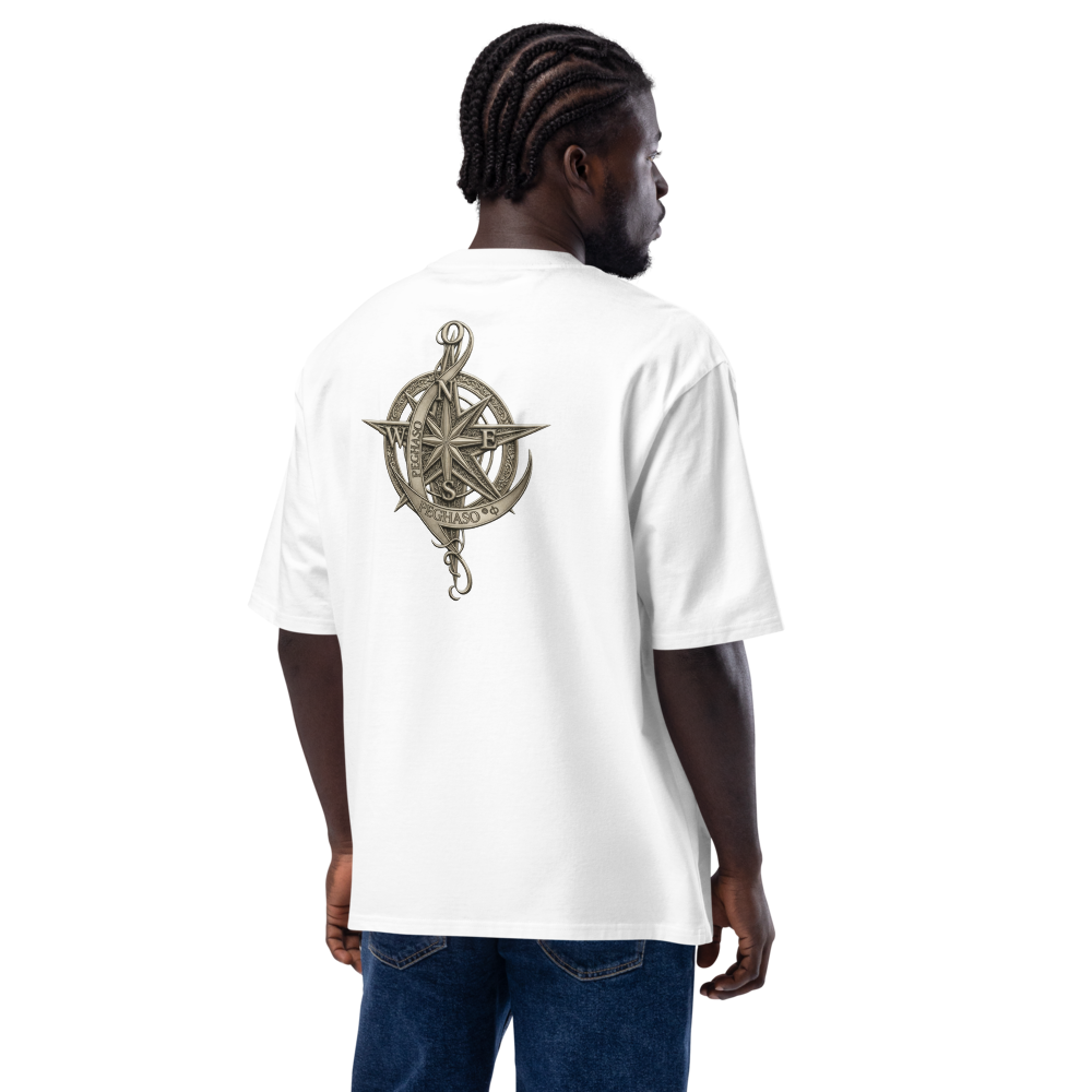 Espalda de la camiseta oversize PEGHASO® "The Compass" en color blanco, con un estampado grande de una brújula y el logo de la marca.