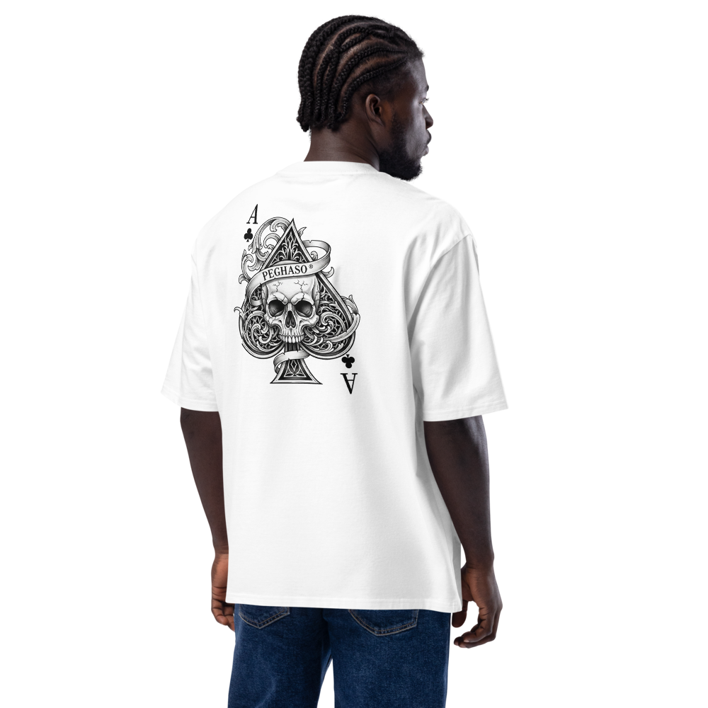 Espalda de la camiseta oversize PEGHASO® "Ace of Spades" en color blanco, con estampado grande de un As de Picas con cráneo y el logo de la marca.