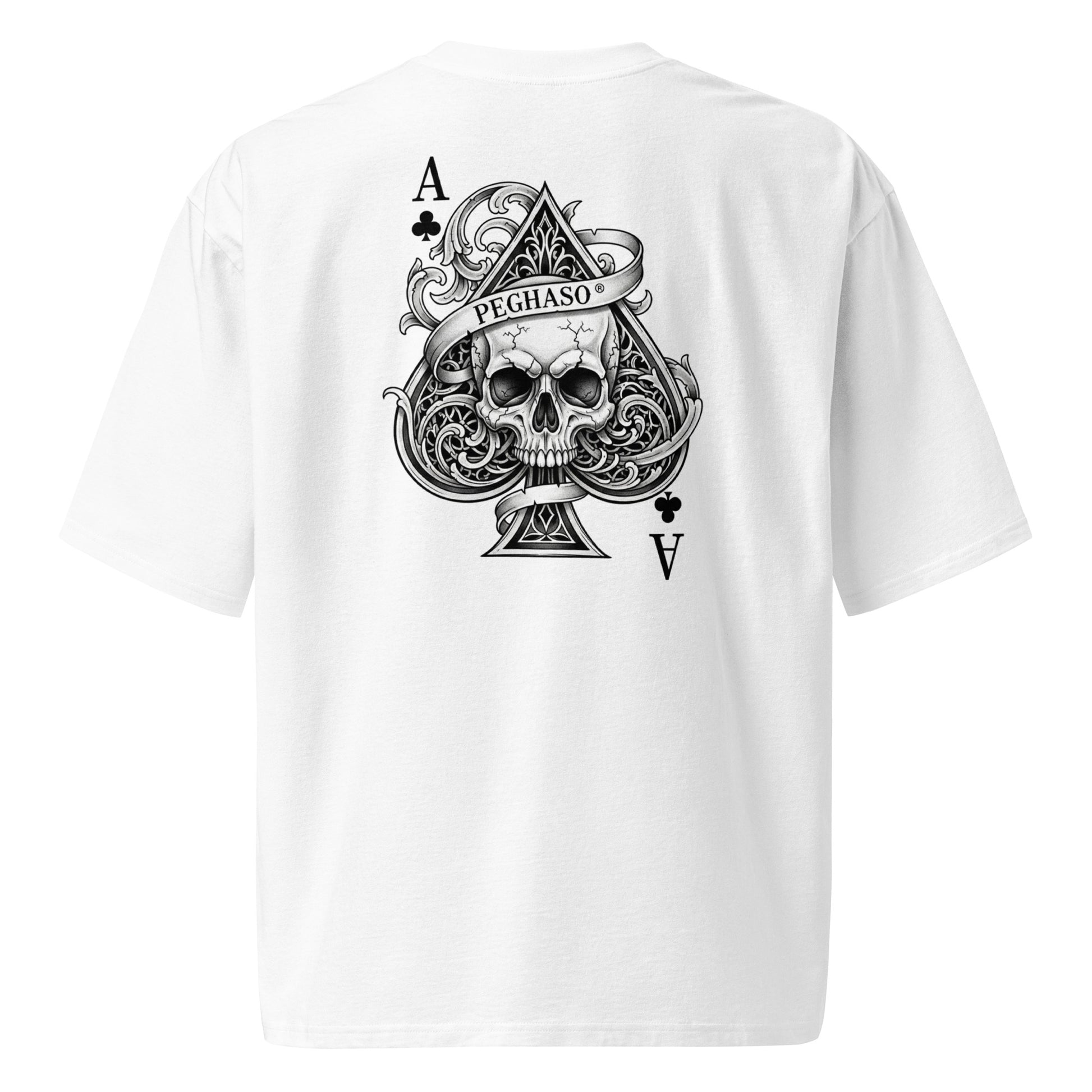 Espalda de la camiseta oversize PEGHASO® "Ace of Spades" en color blanco, con estampado grande de un As de Picas con cráneo y el logo de la marca.