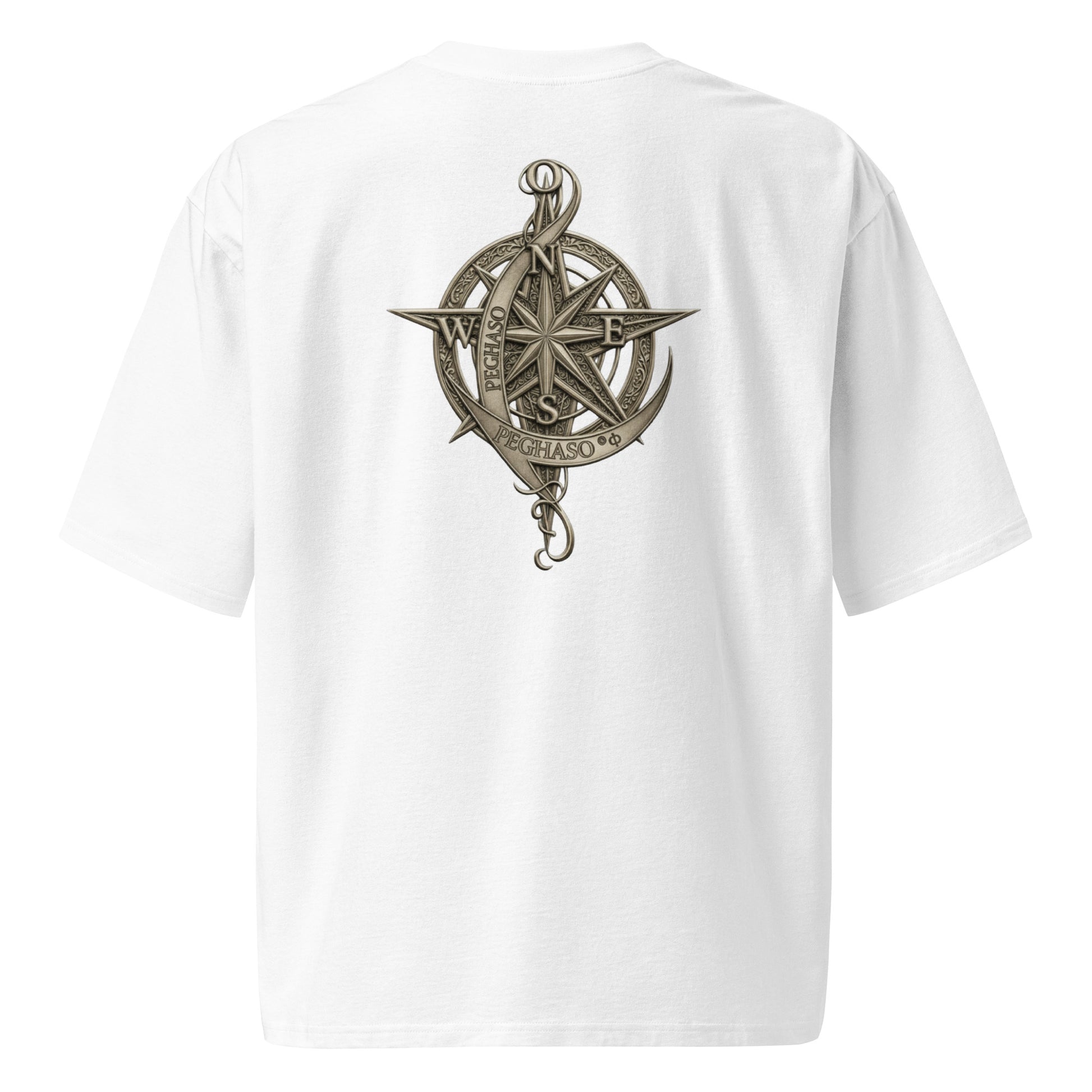 Espalda de la camiseta oversize PEGHASO® "The Compass" en color blanco, con un estampado grande de una brújula y el logo de la marca.