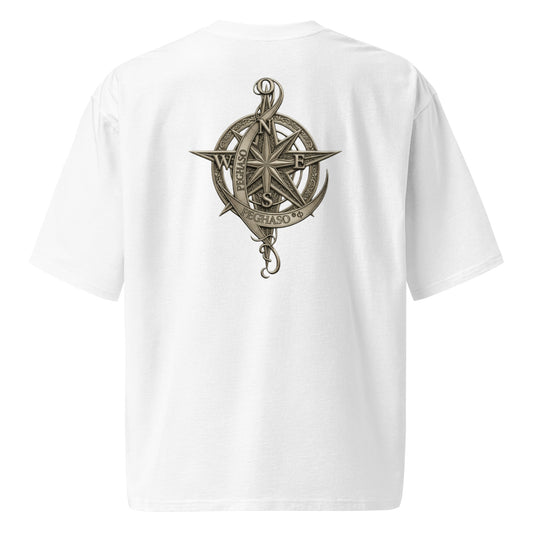 Espalda de la camiseta oversize PEGHASO® "The Compass" en color blanco, con un estampado grande de una brújula y el logo de la marca.