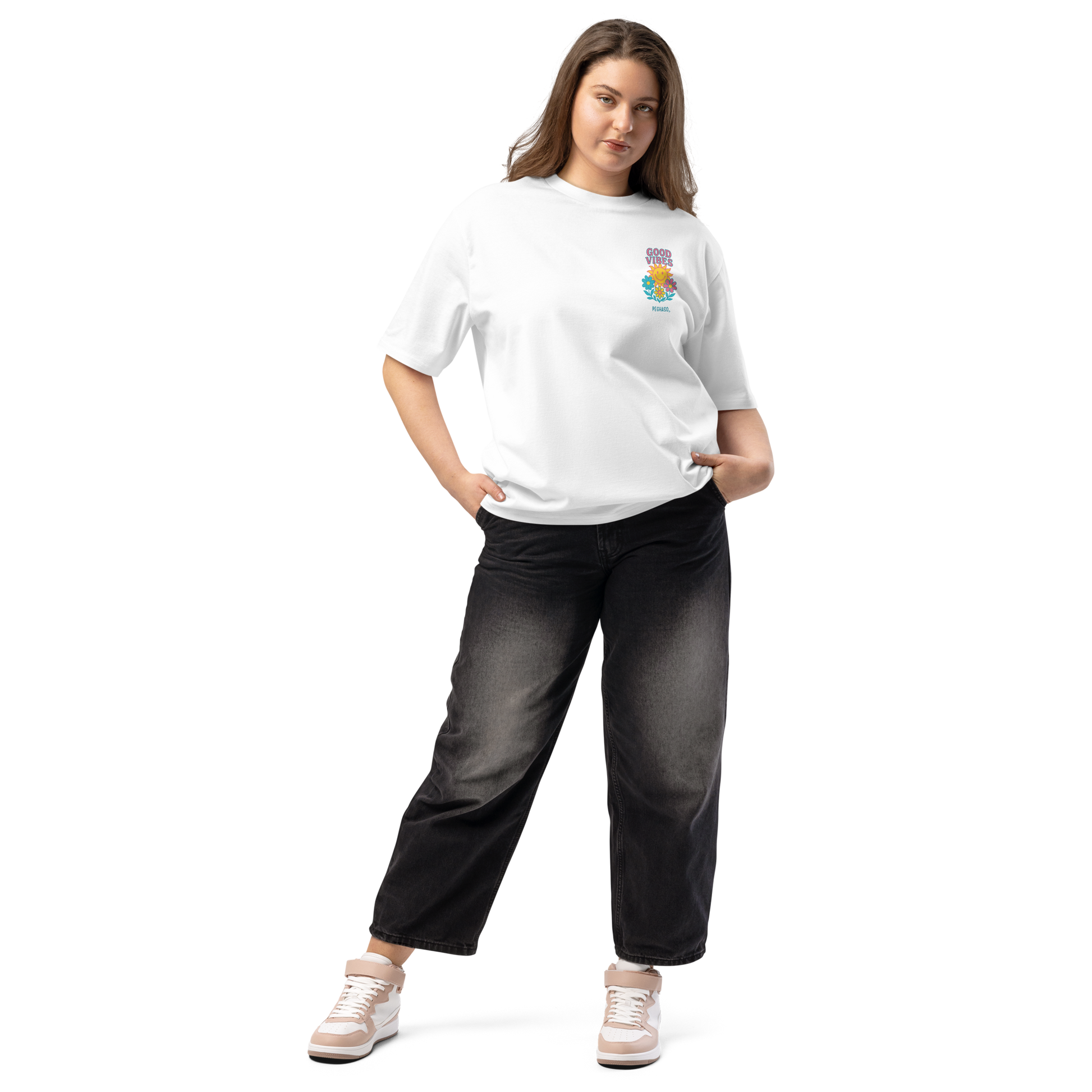 modelo  mujer vistiendo camiseta "Good Vibes" de algodón para verano