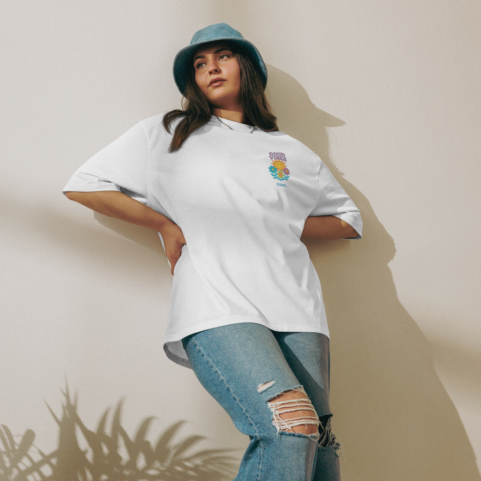 modelo  mujer vistiendo camiseta "Good Vibes" de algodón para verano flores