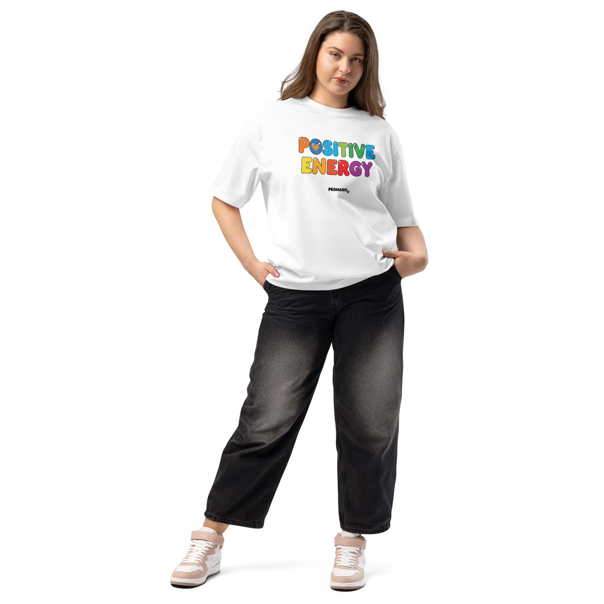 mujer camiseta PEGHASO® POSITIVE ENERGY blanca oversize, estilo streetwear.