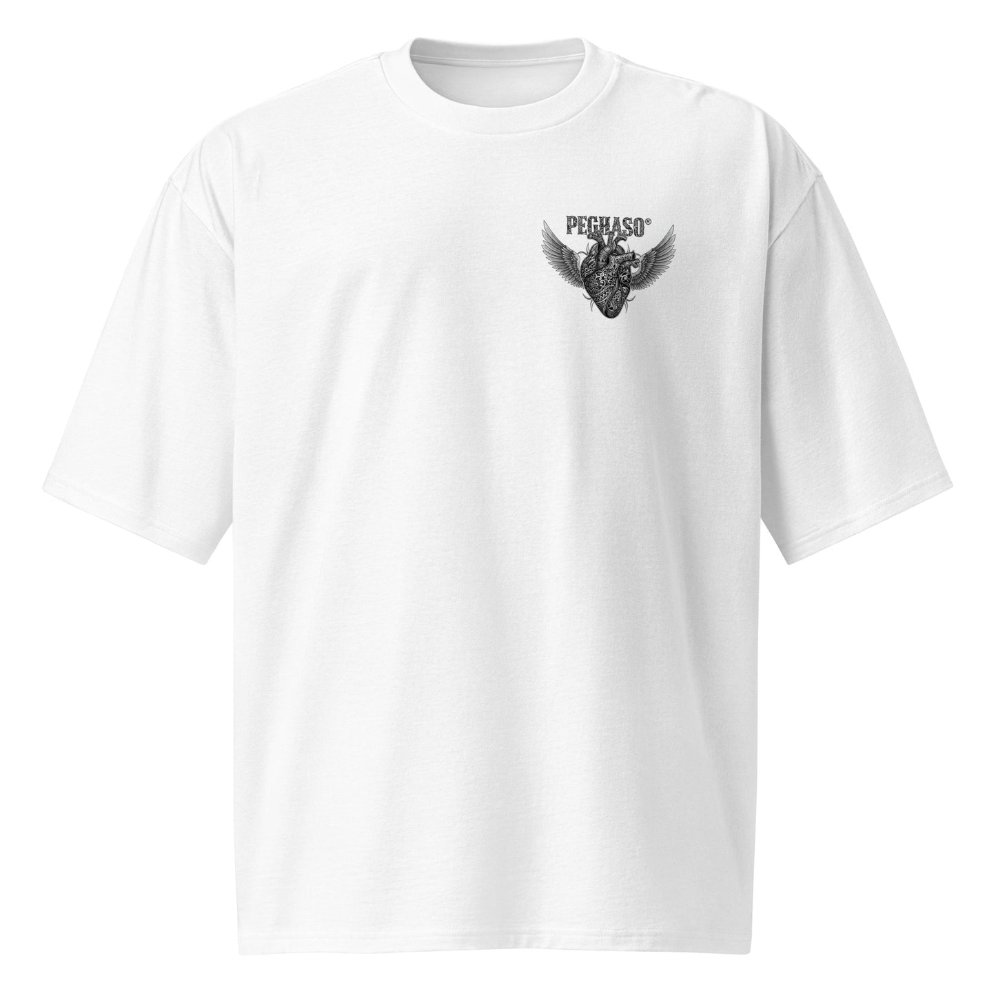 pecho de la camiseta oversize PEGHASO® "The Sacred Heart" en color blanco, con estampado grande de un corazón alado. corazon tatuado.