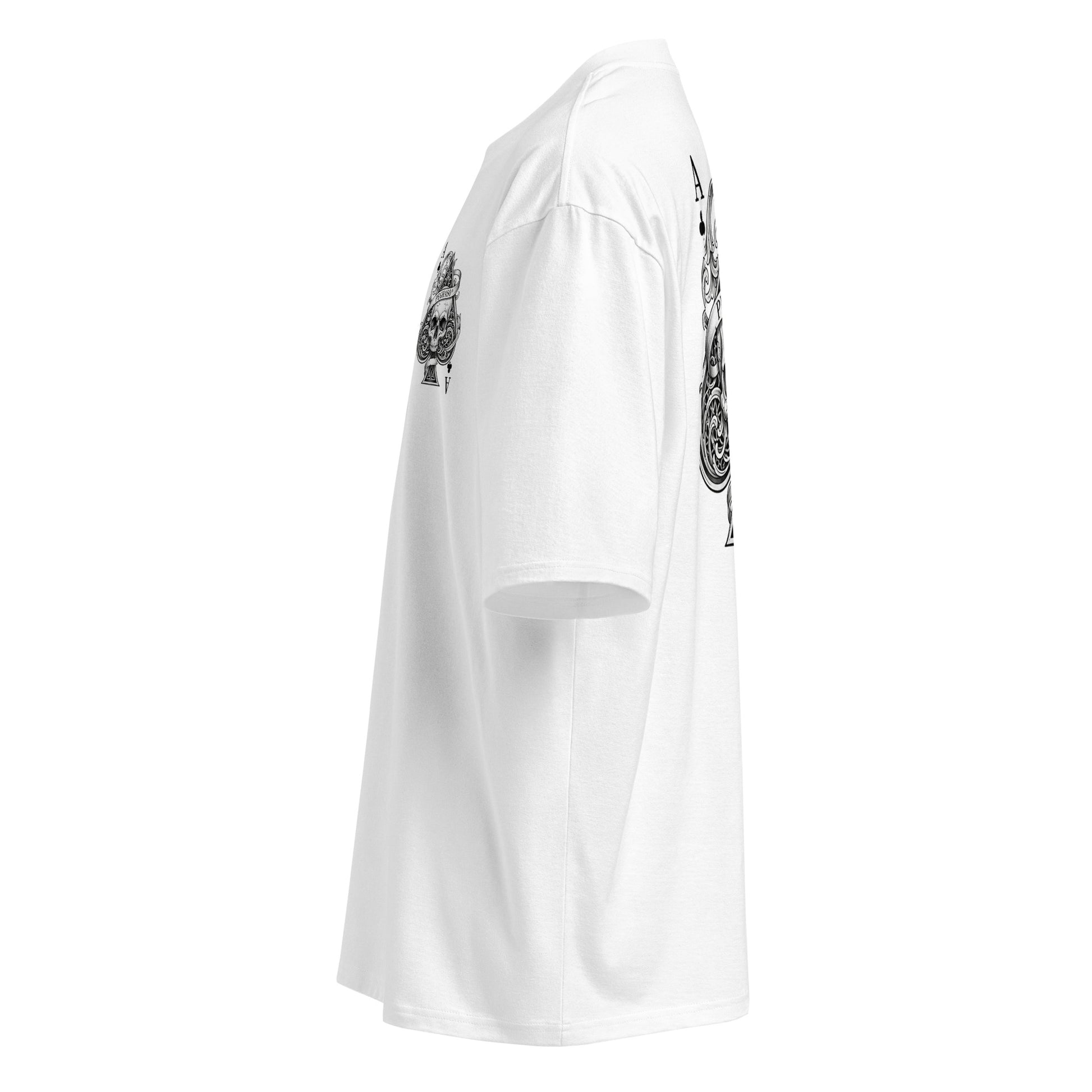 Espalda de la camiseta oversize PEGHASO® "Ace of Spades" en color blanco, con estampado grande de un As de Picas con cráneo y el logo de la marca.