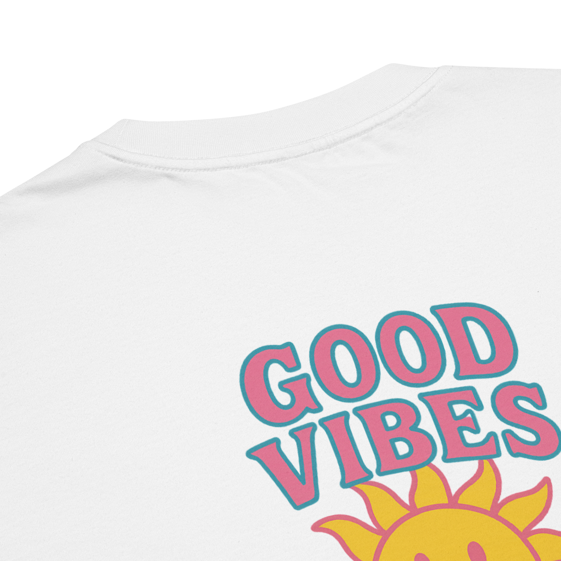 detalle del diseño frontal de la camiseta "Good Vibes" de PEGHASO
