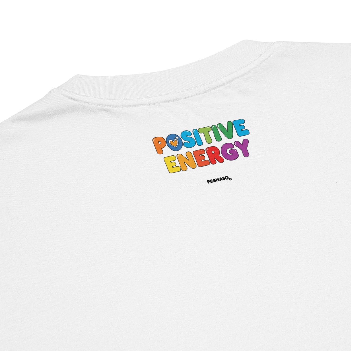 Cuello camiseta PEGHASO® POSITIVE ENERGY blanca oversize, estilo streetwear.