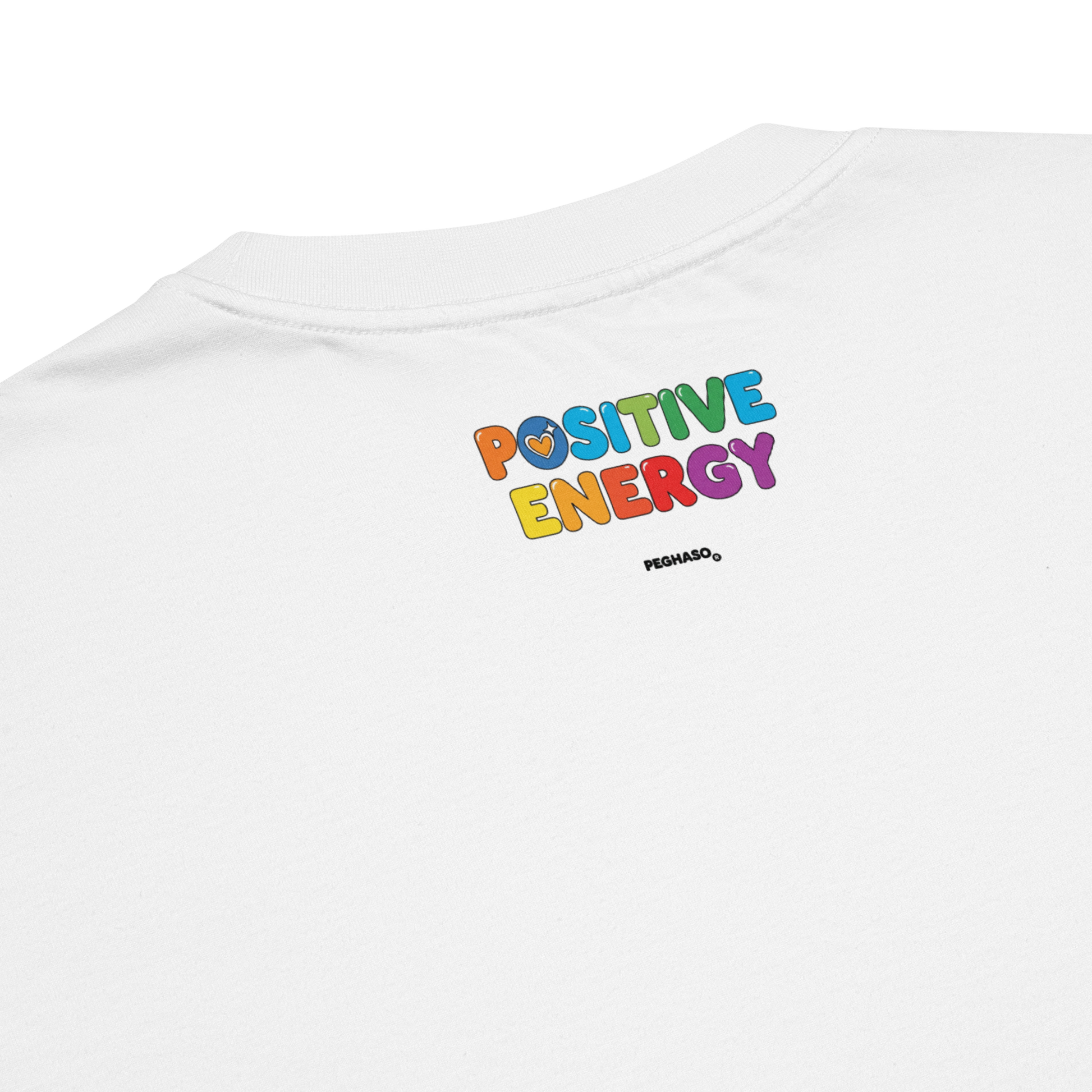 Cuello camiseta PEGHASO® POSITIVE ENERGY blanca oversize, estilo streetwear.