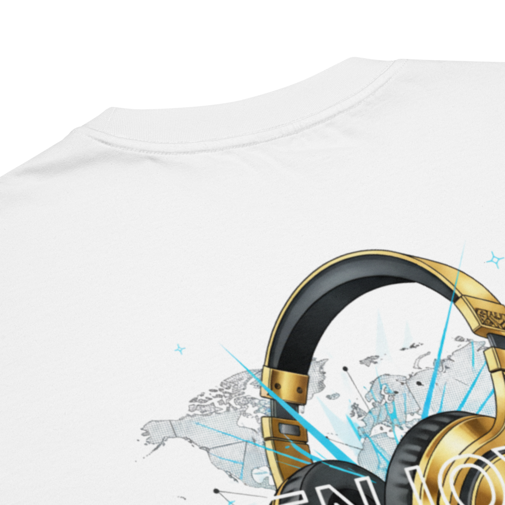 Espalda de la camiseta oversize PEGHASO® "Enjoy Dj" en color blanco, con estampado grande de auriculares dorados sobre un mapa del mundo estilizado.