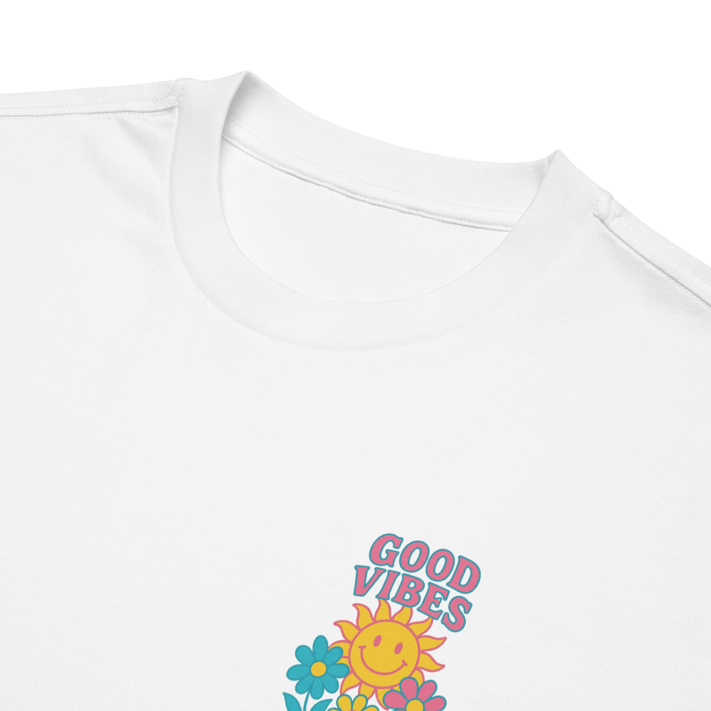 detalle del diseño frontal de la camiseta unisex "Good Vibes" de PEGHASO