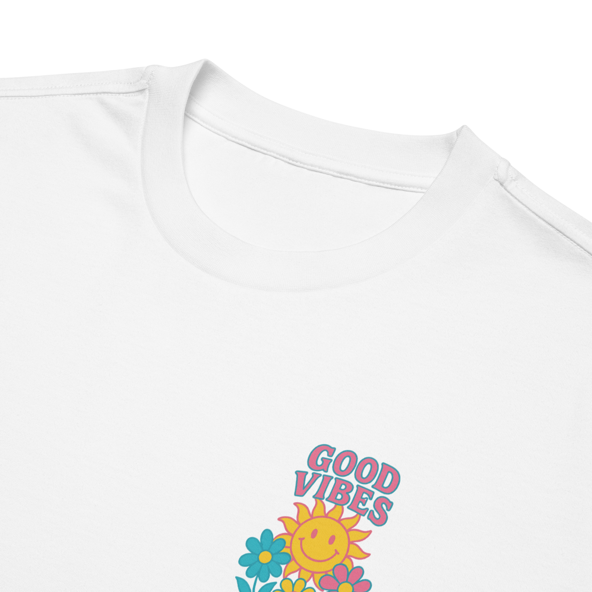 detalle del diseño frontal de la camiseta  unisex "Good Vibes" de PEGHASO