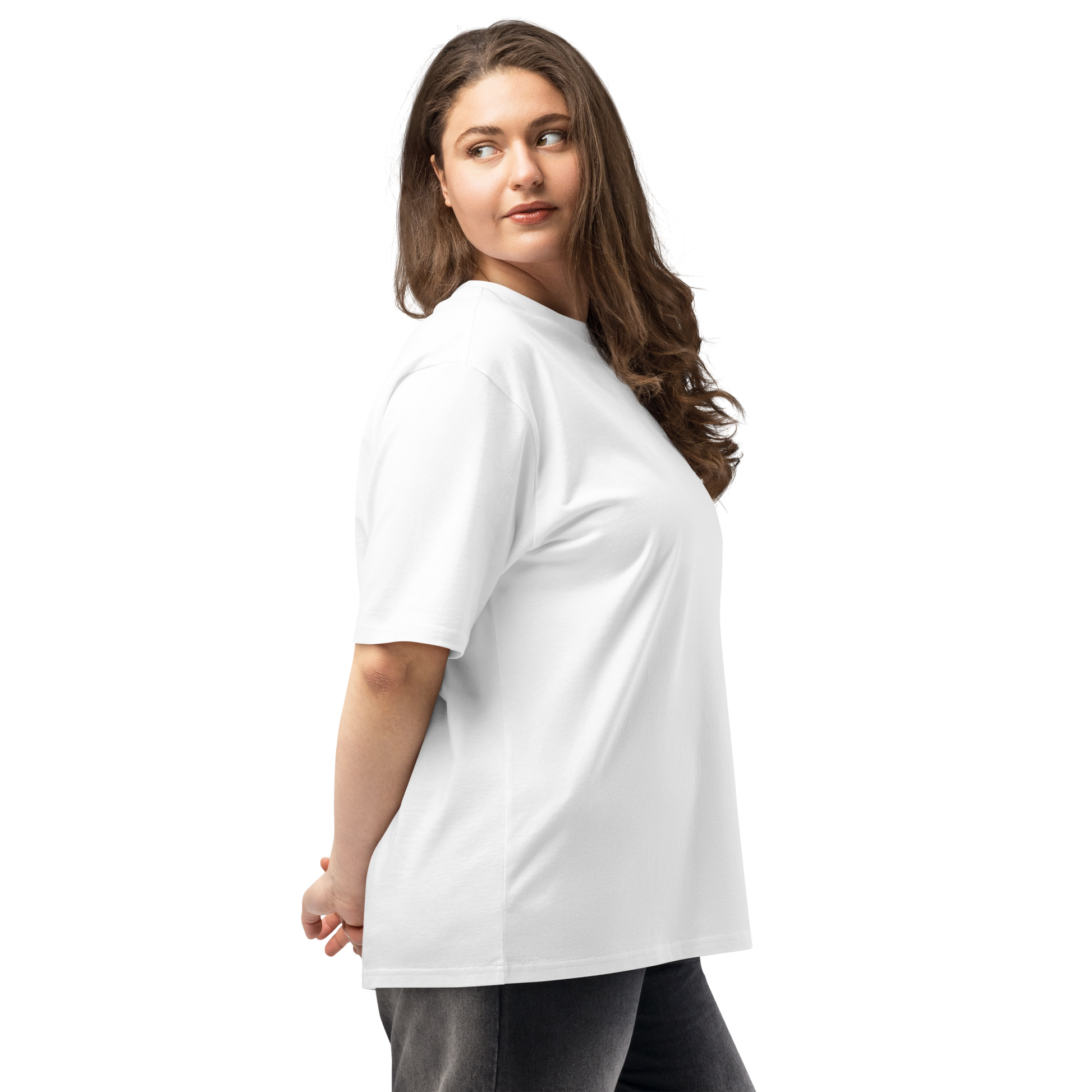 modelo mujer camiseta holgada blanca vistiendo camiseta "Good Vibes" de algodón para verano