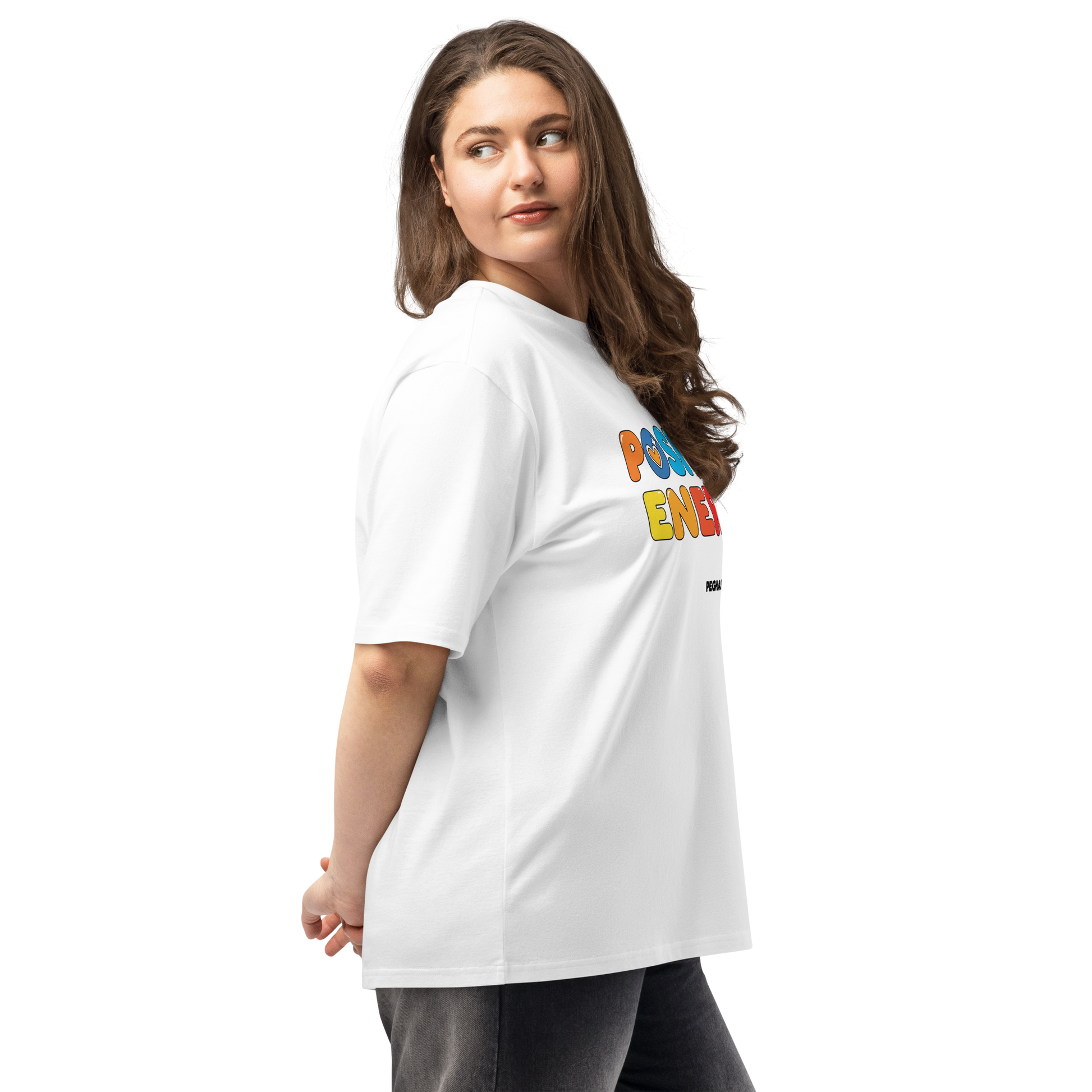 hombre vistiendo camiseta PEGHASO® POSITIVE ENERGY blanca oversize, estilo streetwear. ENERGIA POSITIVA