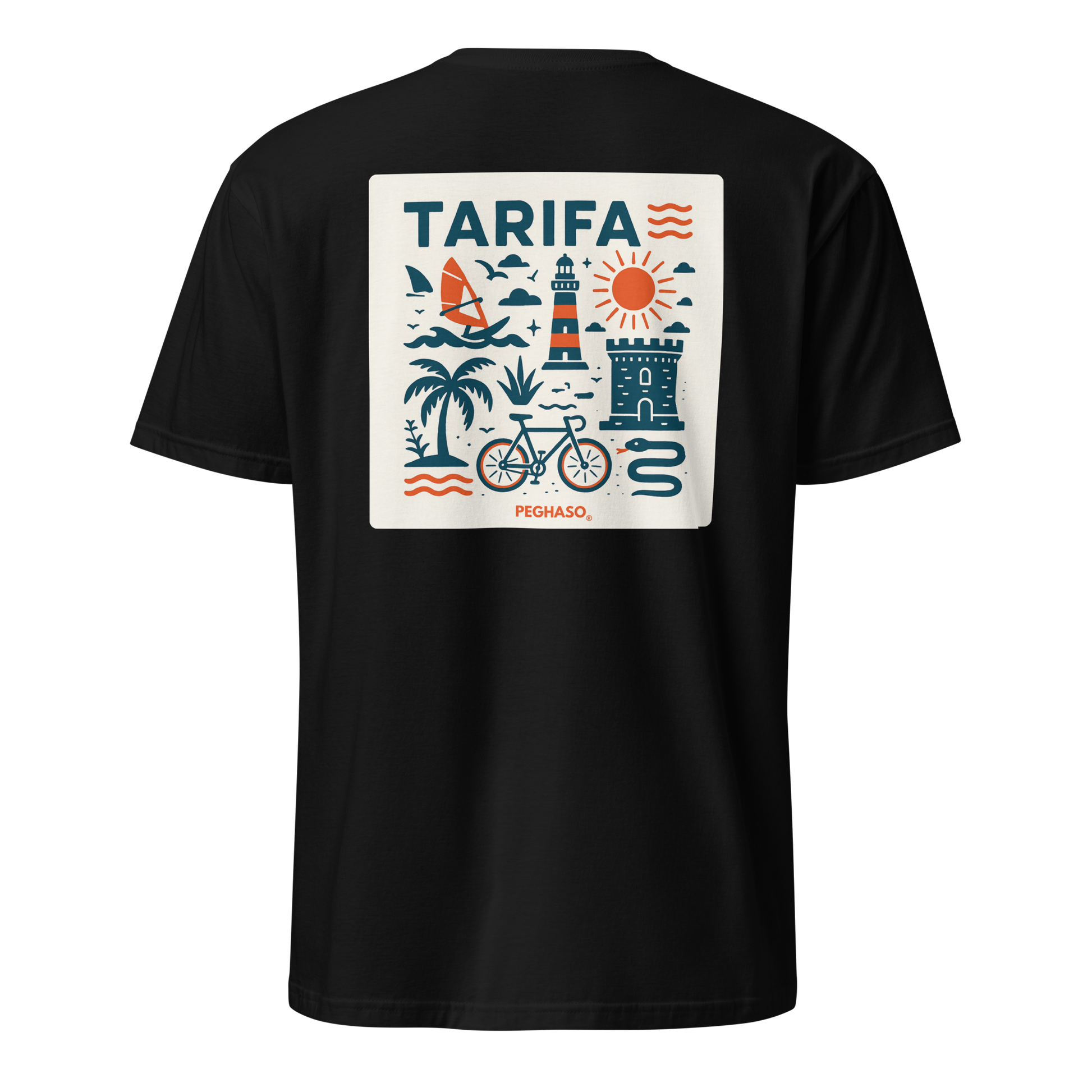 Detalle del diseño de olas y faro en la espalda de camiseta PEGHASO® TARIFA.