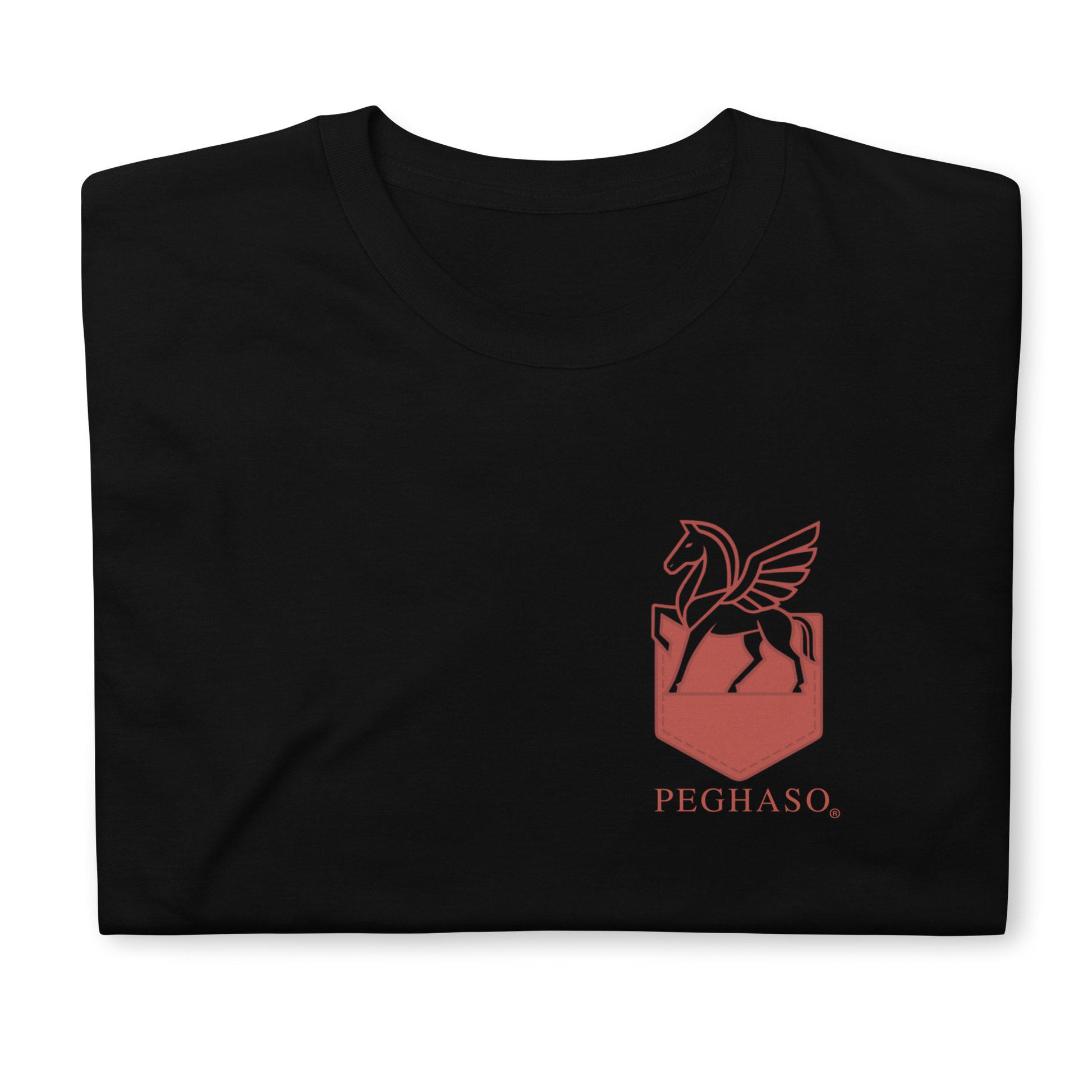 camiseta negra. Detalle del escudo rojo de la camiseta PEGHASO® Legacy en algodón suave.