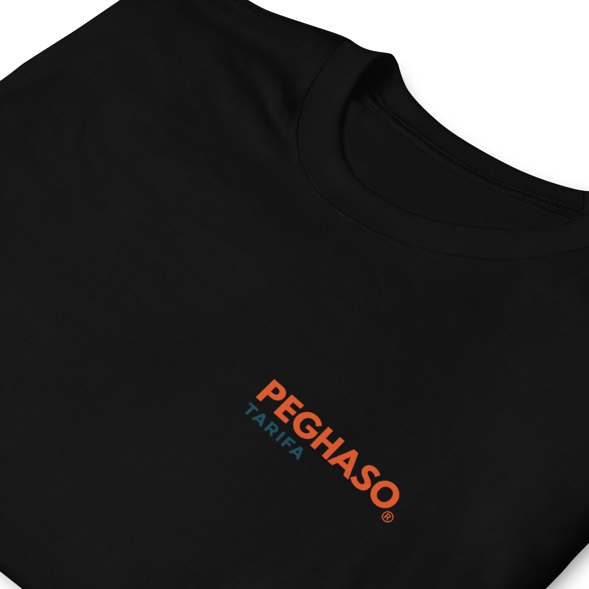 Camiseta unisex negra PEGHASO® TARIFA oversize de manga corta, con diseño trasero de olas y faro de Tarifa.