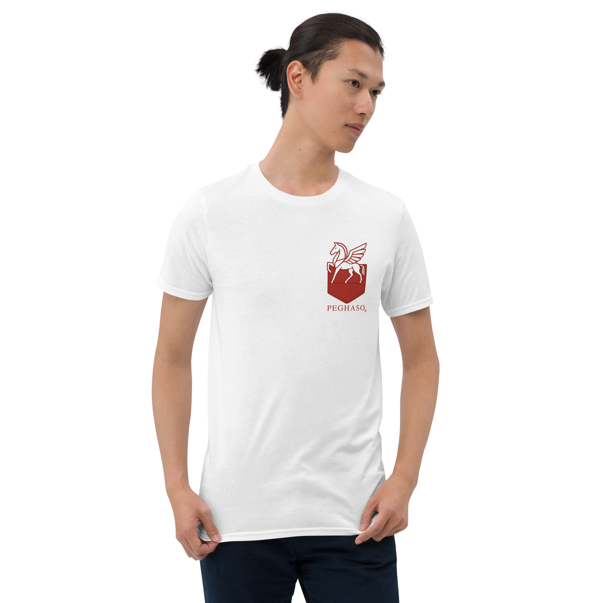 Camiseta PEGHASO® Legacy negra de manga corta para hombre con escudo rojo distintivo, estilo urbano y atemporal.