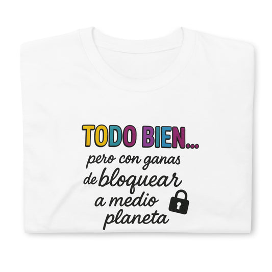 camiseta blanca unisex "BLOQUEANDO A MEDIO PLANETA" con frase