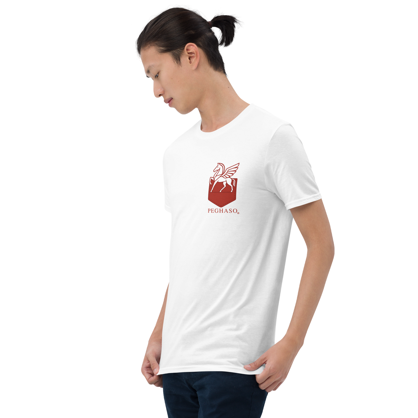 Detalle del escudo rojo de la camiseta PEGHASO® Legacy en algodón suave.