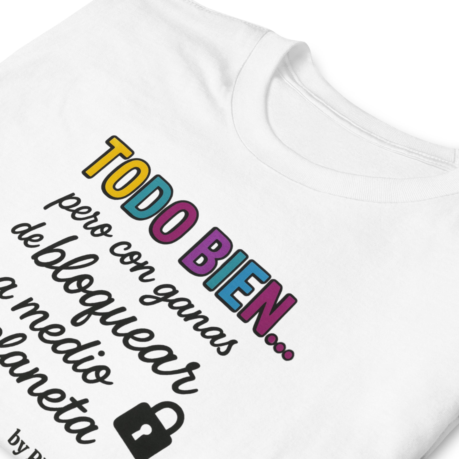 detalle del estampado de la camiseta "BLOQUEANDO A MEDIO PLANETA"