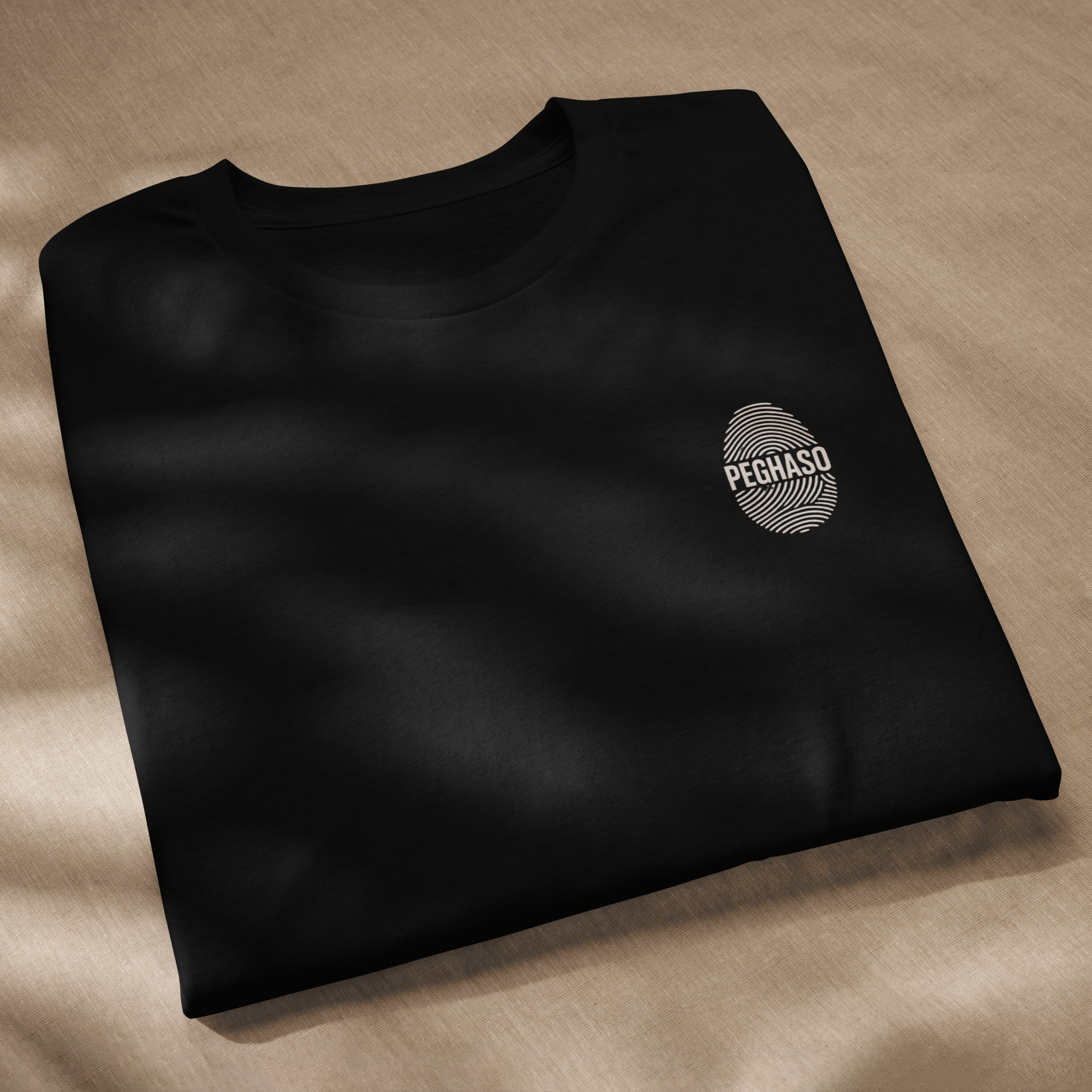 Camiseta hombre negra PEGHASO® HUELLA  de manga corta, con diseño de huella dactilar y logo, estilo streetwear.