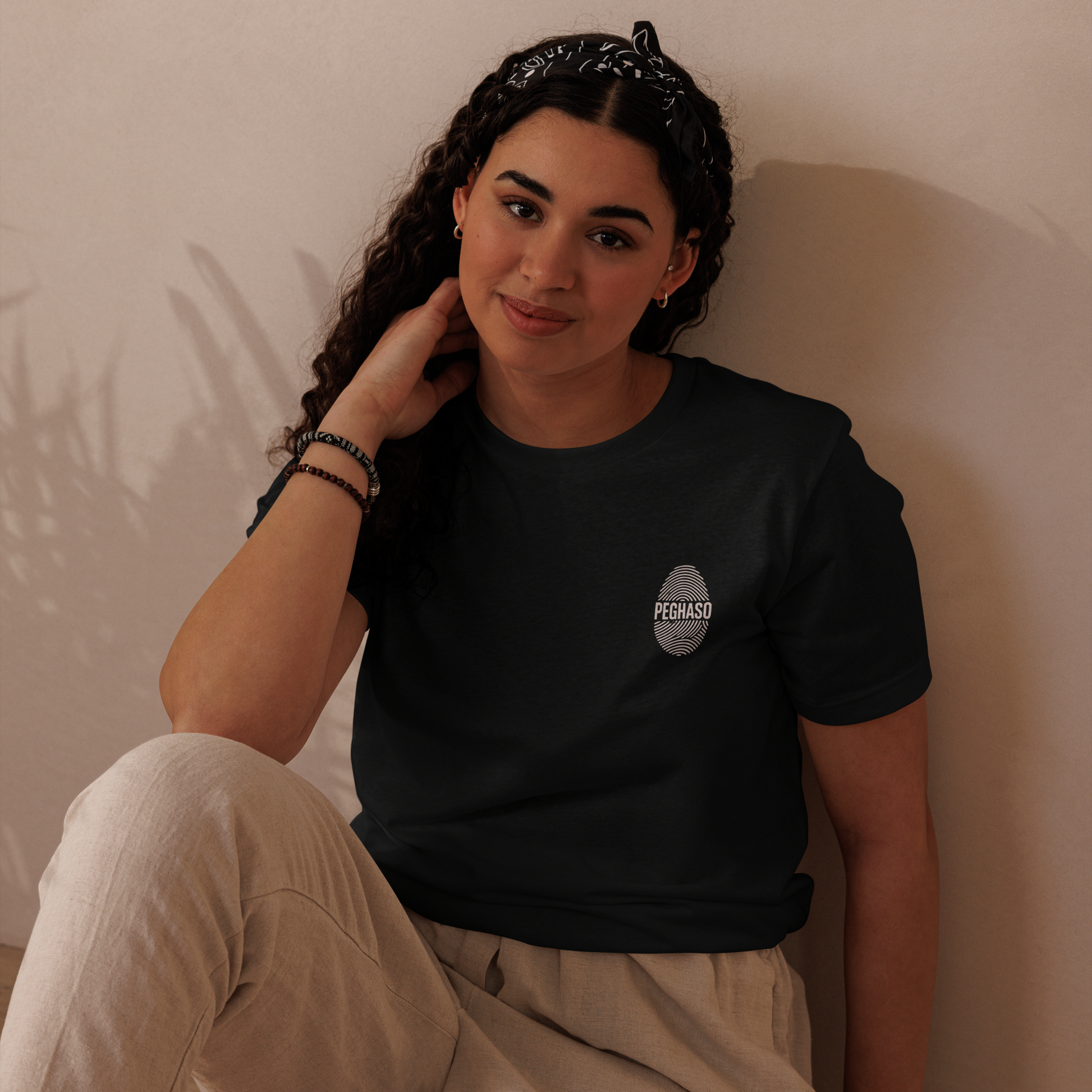 Camiseta mujer negra PEGHASO® HUELLA  de manga corta, con diseño de huella dactilar y logo, estilo streetwear.