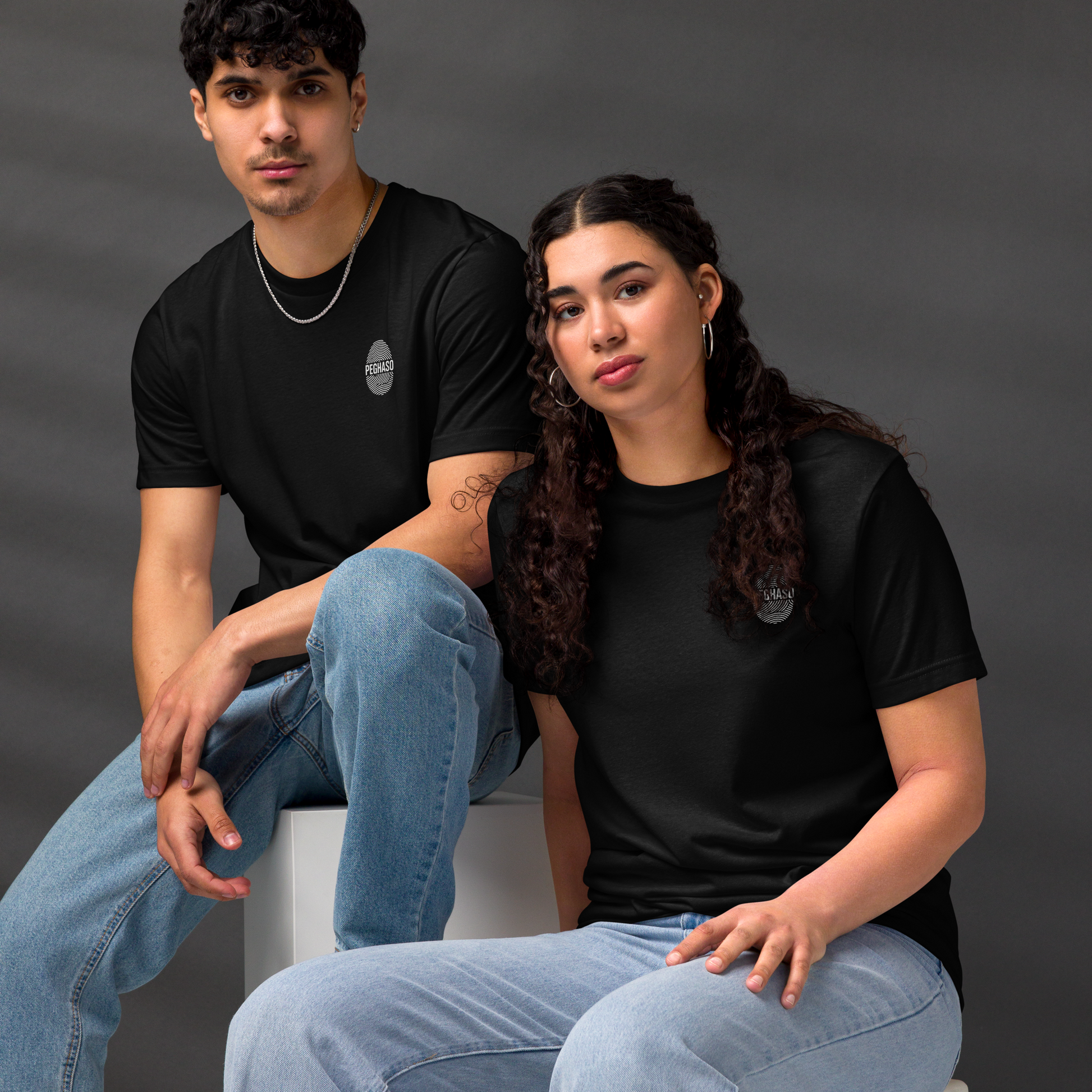Camiseta unisex negra PEGHASO® HUELLA  de manga corta, con diseño de huella dactilar y logo, estilo streetwear.