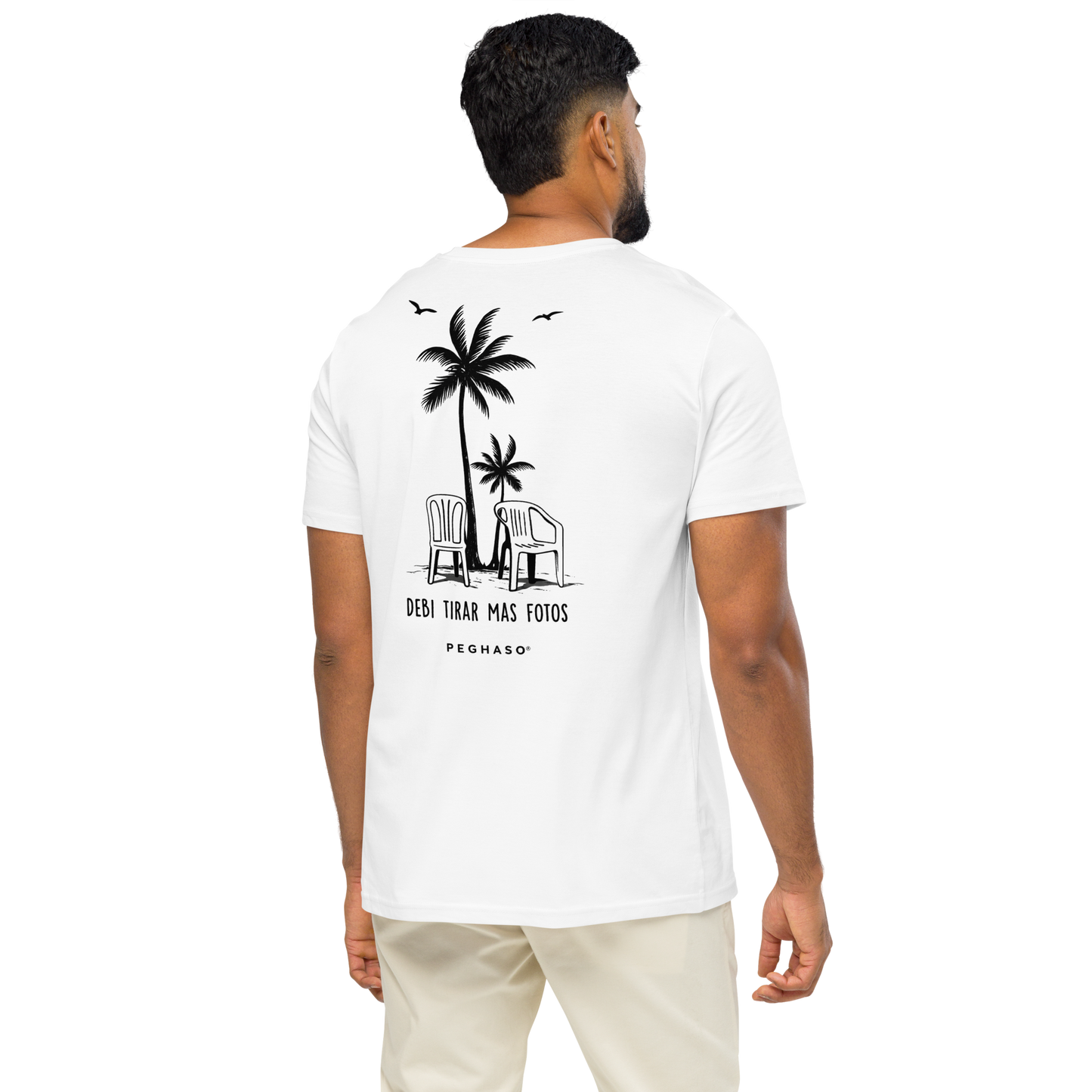 Camiseta blanca Peghaso con diseño de palmeras y frase Debí Tirar Más Fotos estilo Bad Bunny.