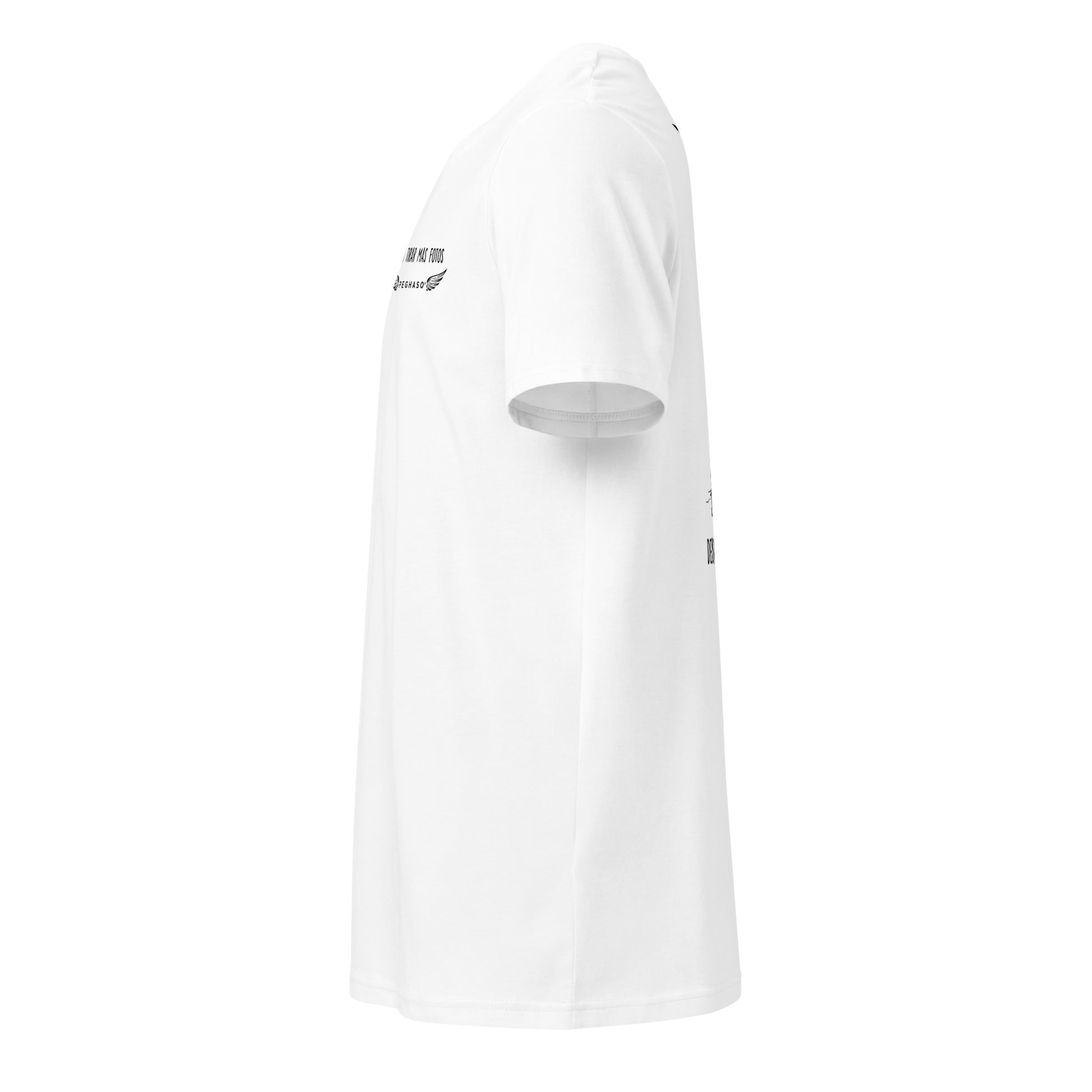 Camiseta blanca Peghaso con diseño de palmeras y frase Debí Tirar Más Fotos estilo Bad Bunny.