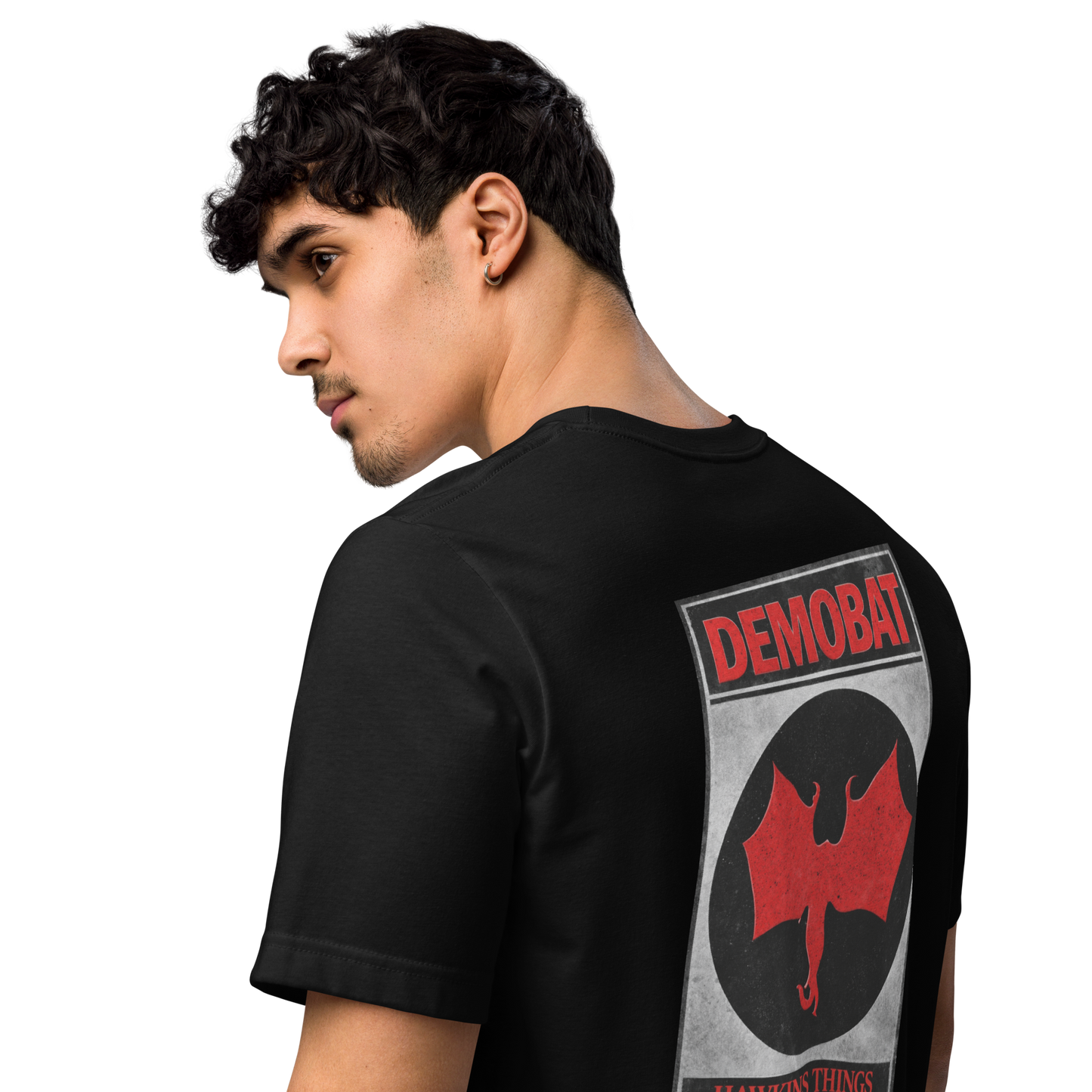 Diseño espalda Demobat Stranger Things estilo póster retro rojo y negro. CAMISETA DEMOBAT STRANGER TTHINGS