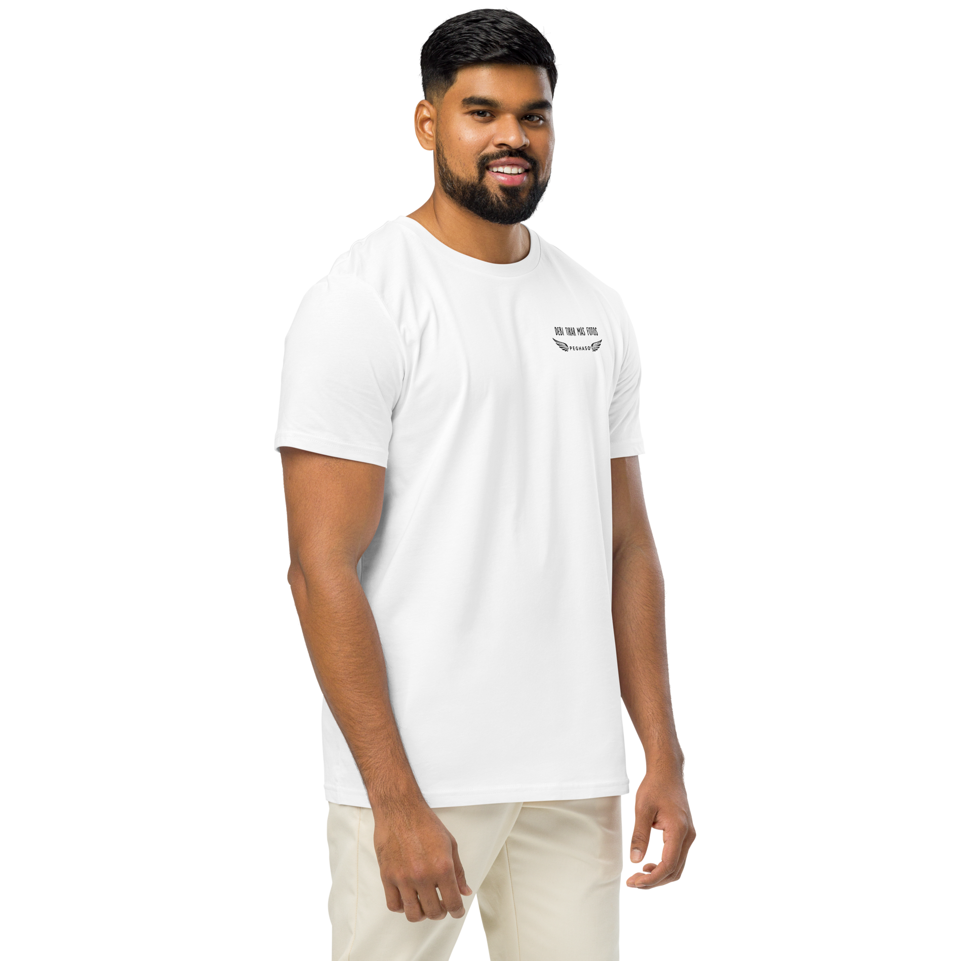 Camiseta blanca Peghaso con diseño de palmeras y frase Debí Tirar Más Fotos estilo Bad Bunny.