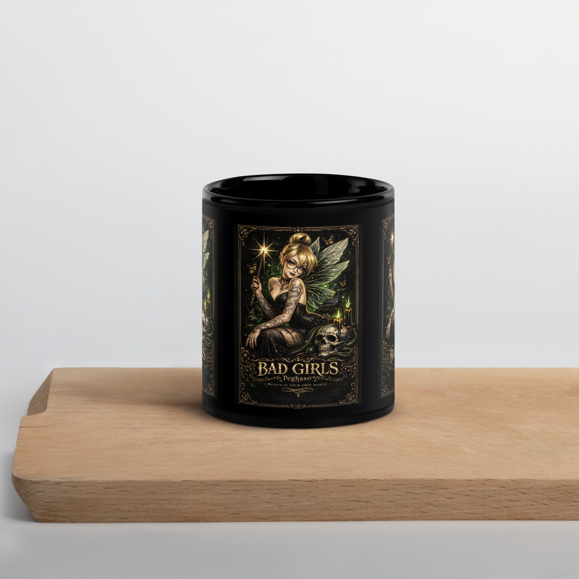 taza regalo campanilla. Ilustración detallada de Campanilla tatuada con calavera y cuervo en taza de cerámica negra.
